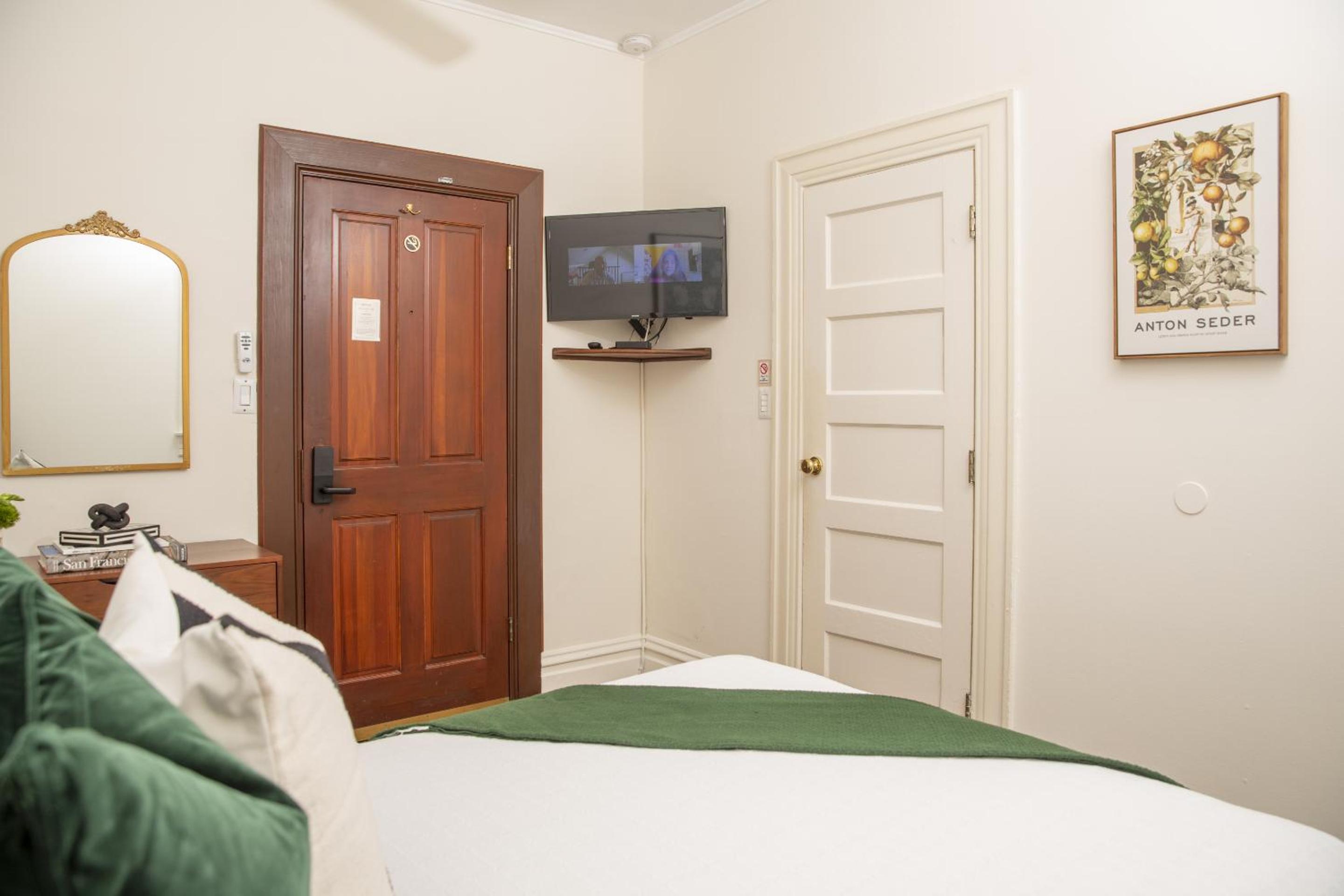 Standard Queen Room - Photo 6