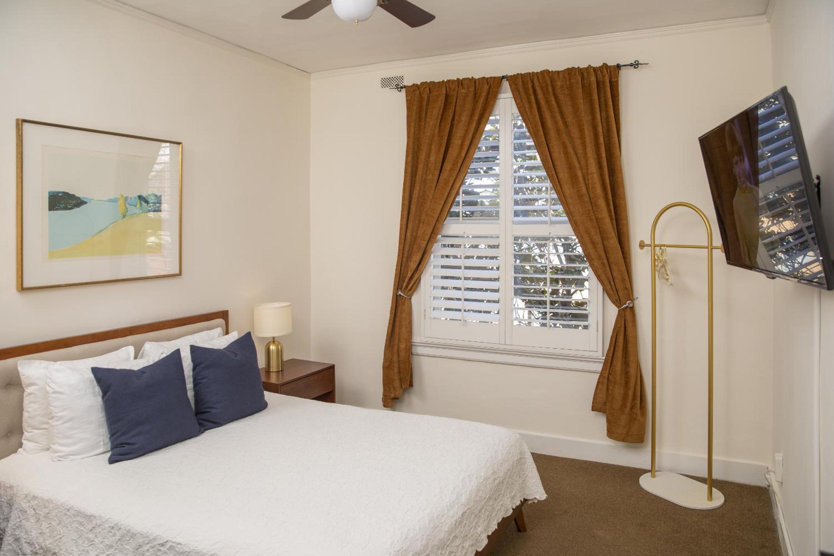 Standard Queen Room thumbnail 5