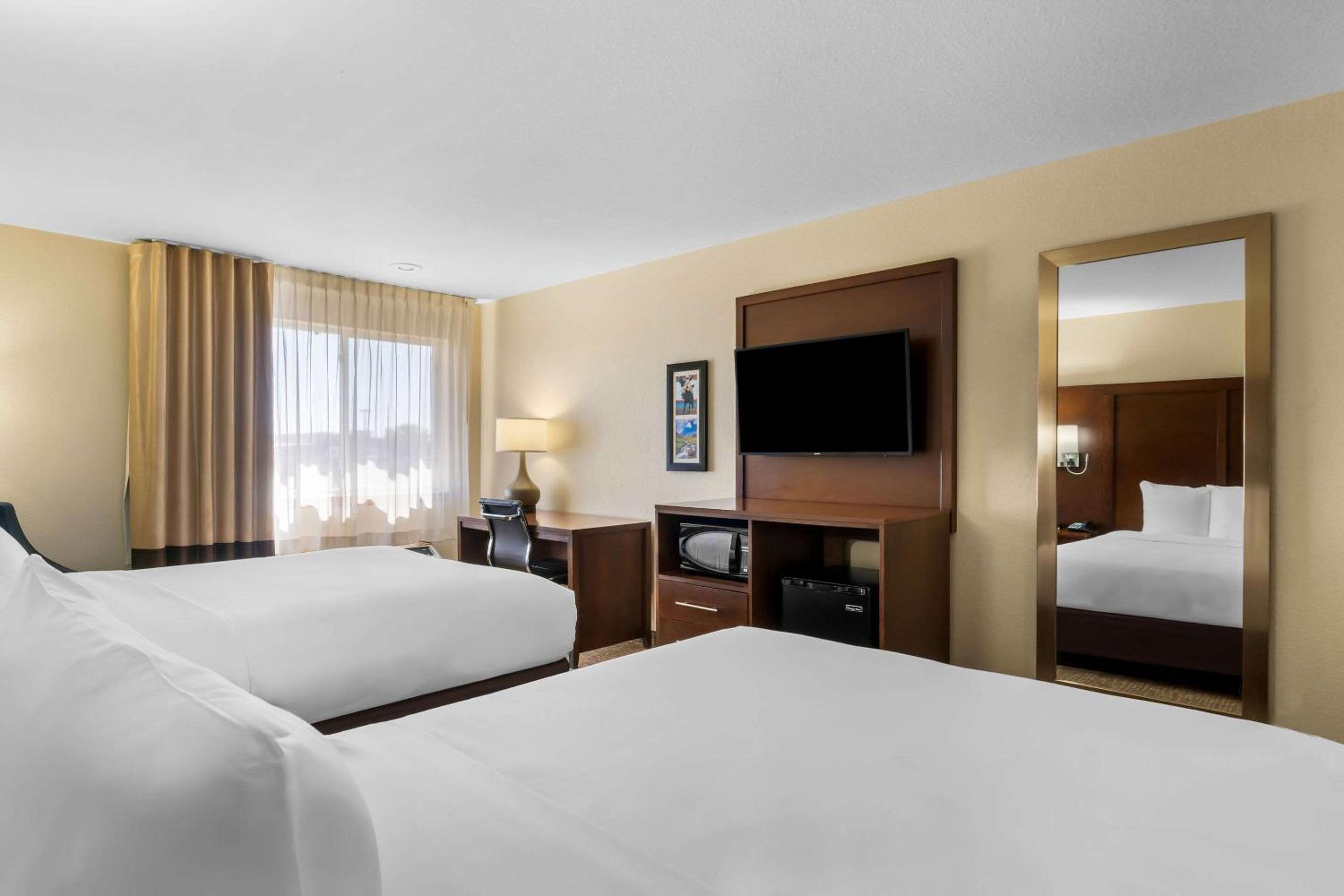 Queen Room with Two Queen Beds - Non-Smoking - Photo 3