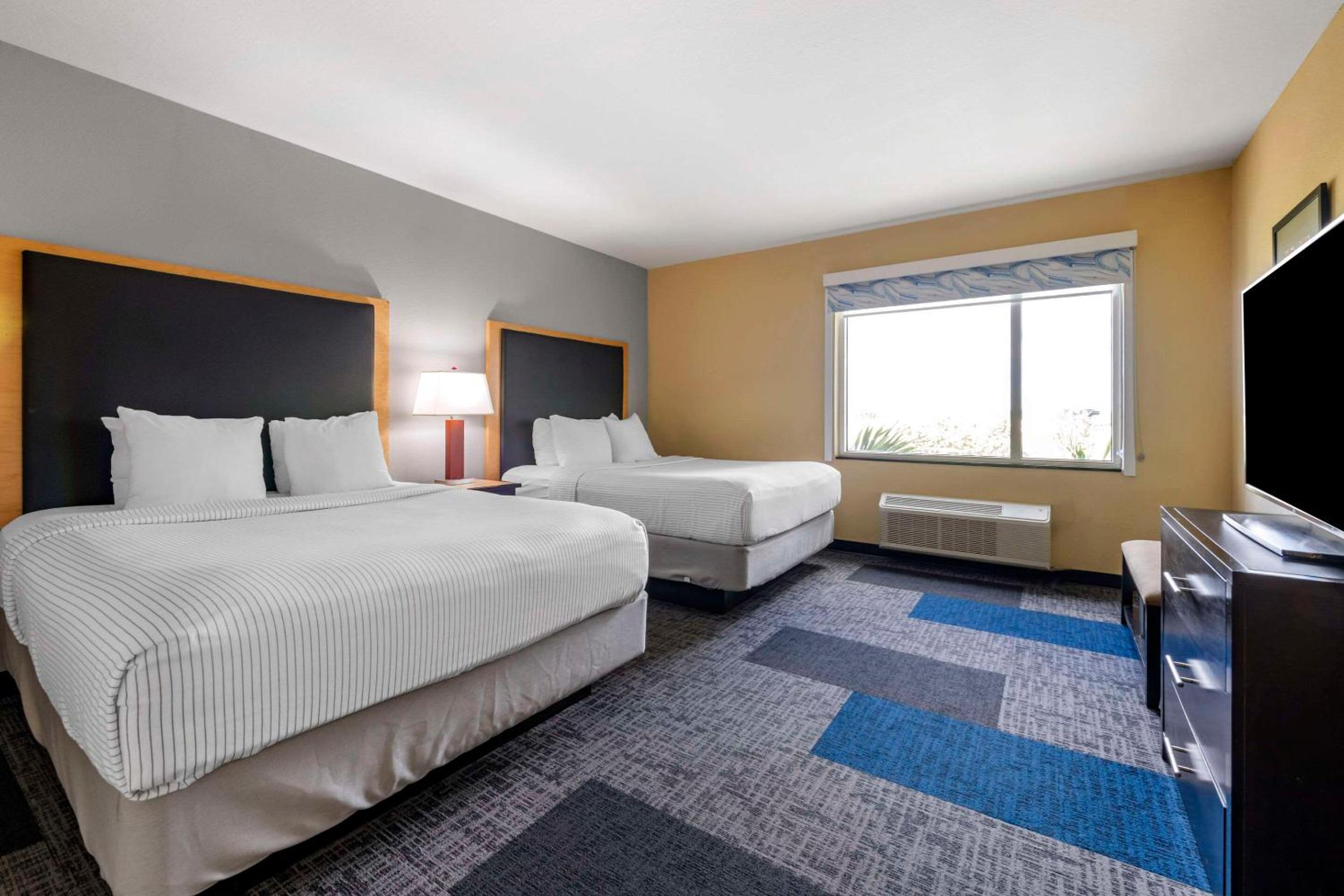 Queen Suite with Two Queen Beds - Non-Smoking - Photo 8