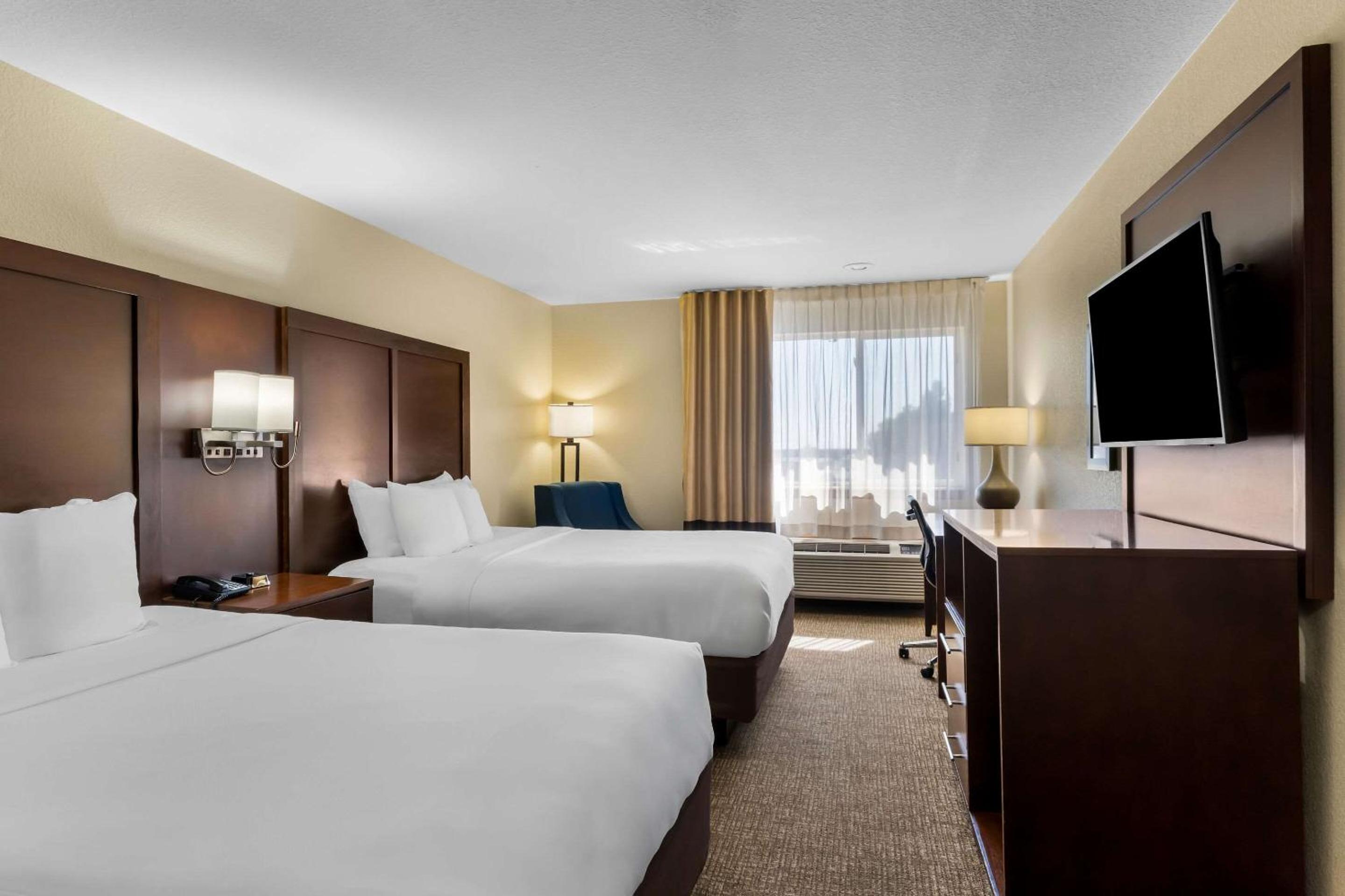 Queen Room with Two Queen Beds - Non-Smoking - Photo 1