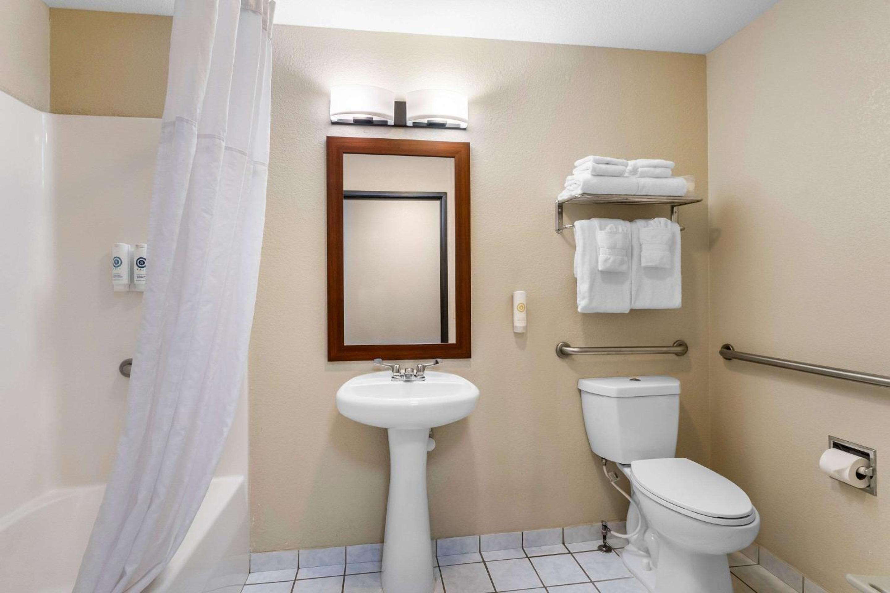 Queen Suite with Two Queen Beds - Accessible/Non-Smoking - Photo 2