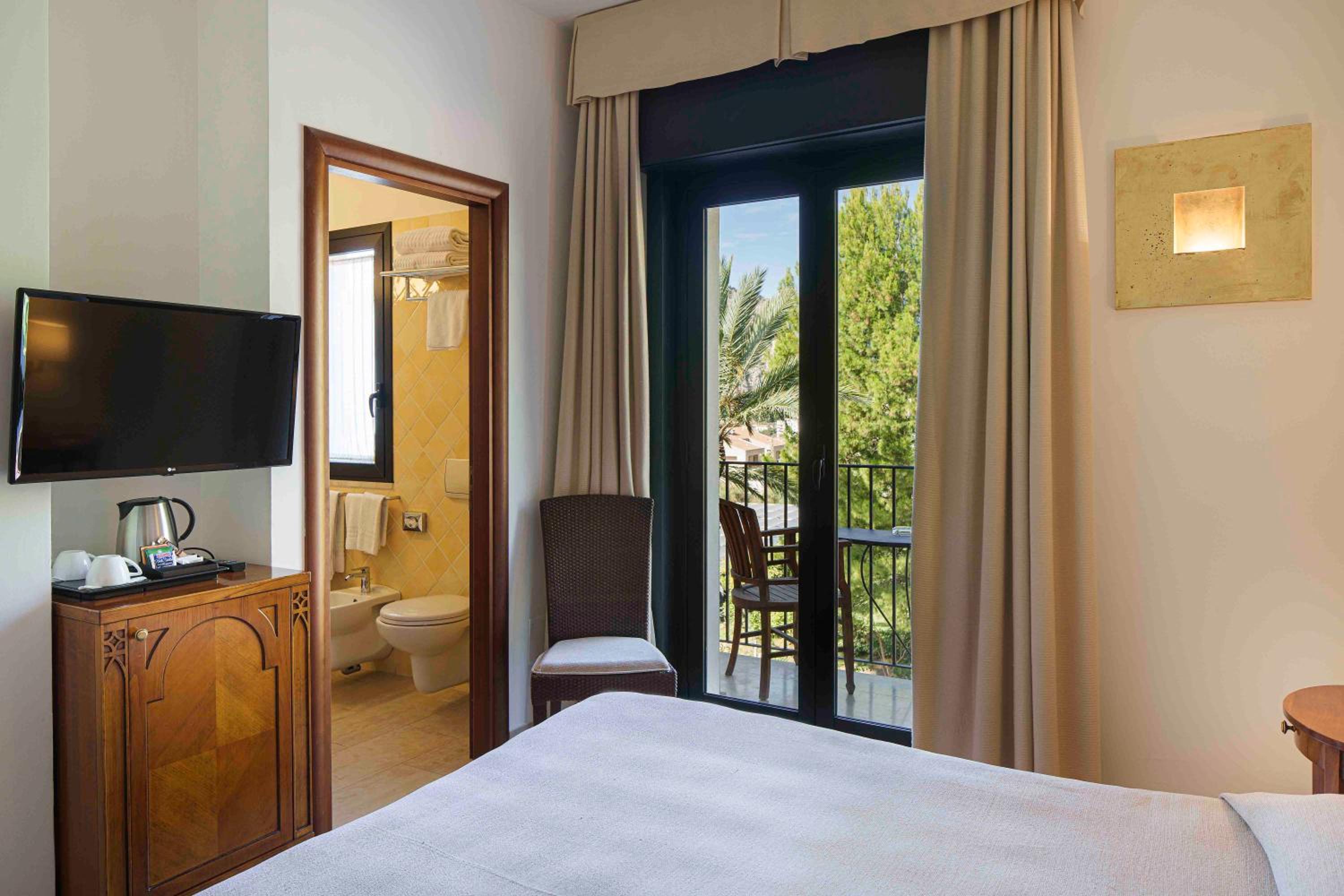 Superior Double Room with Garden View - Photo 18