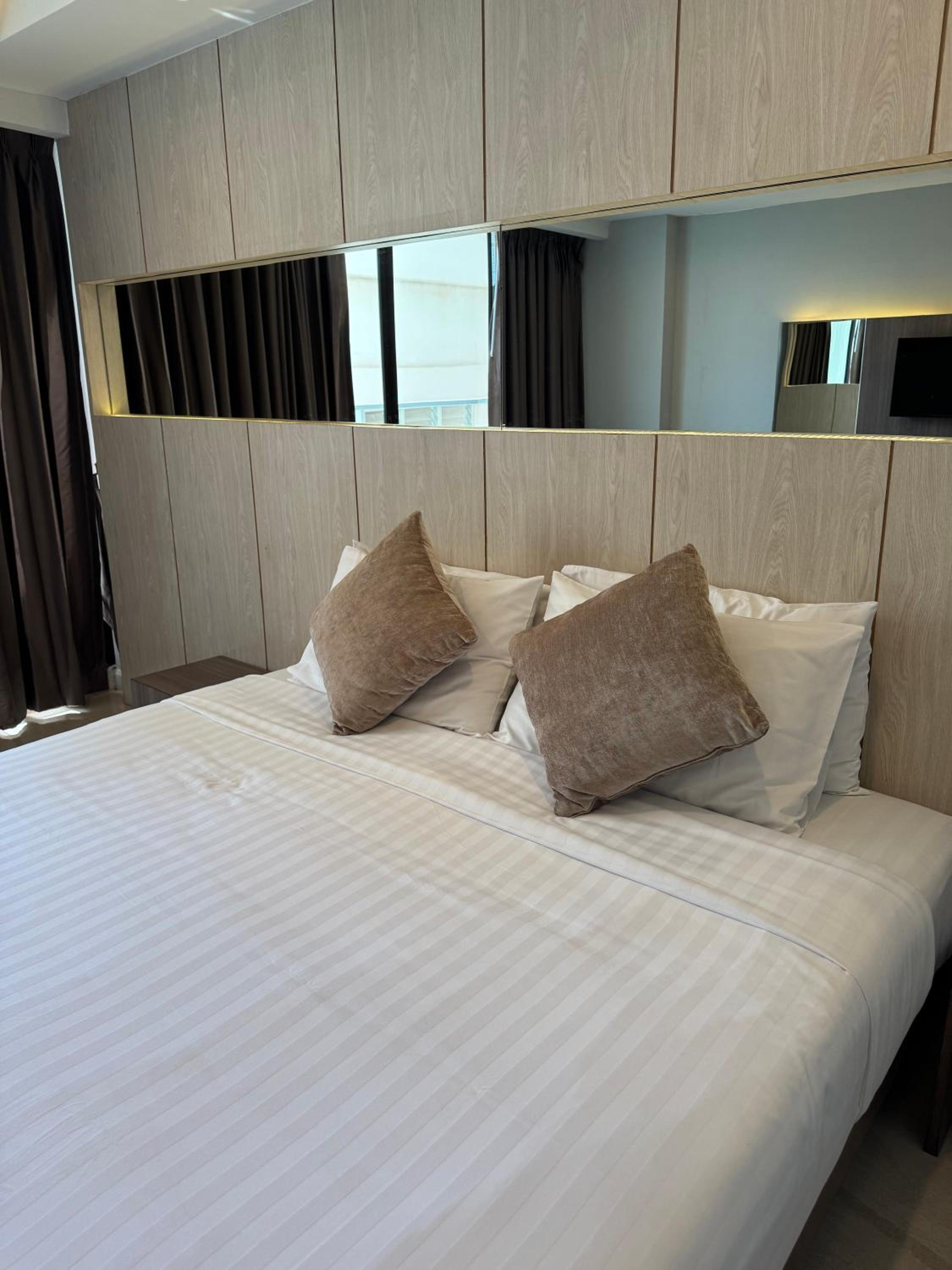 Deluxe Double Room with Balcony and Sea View - Photo 1