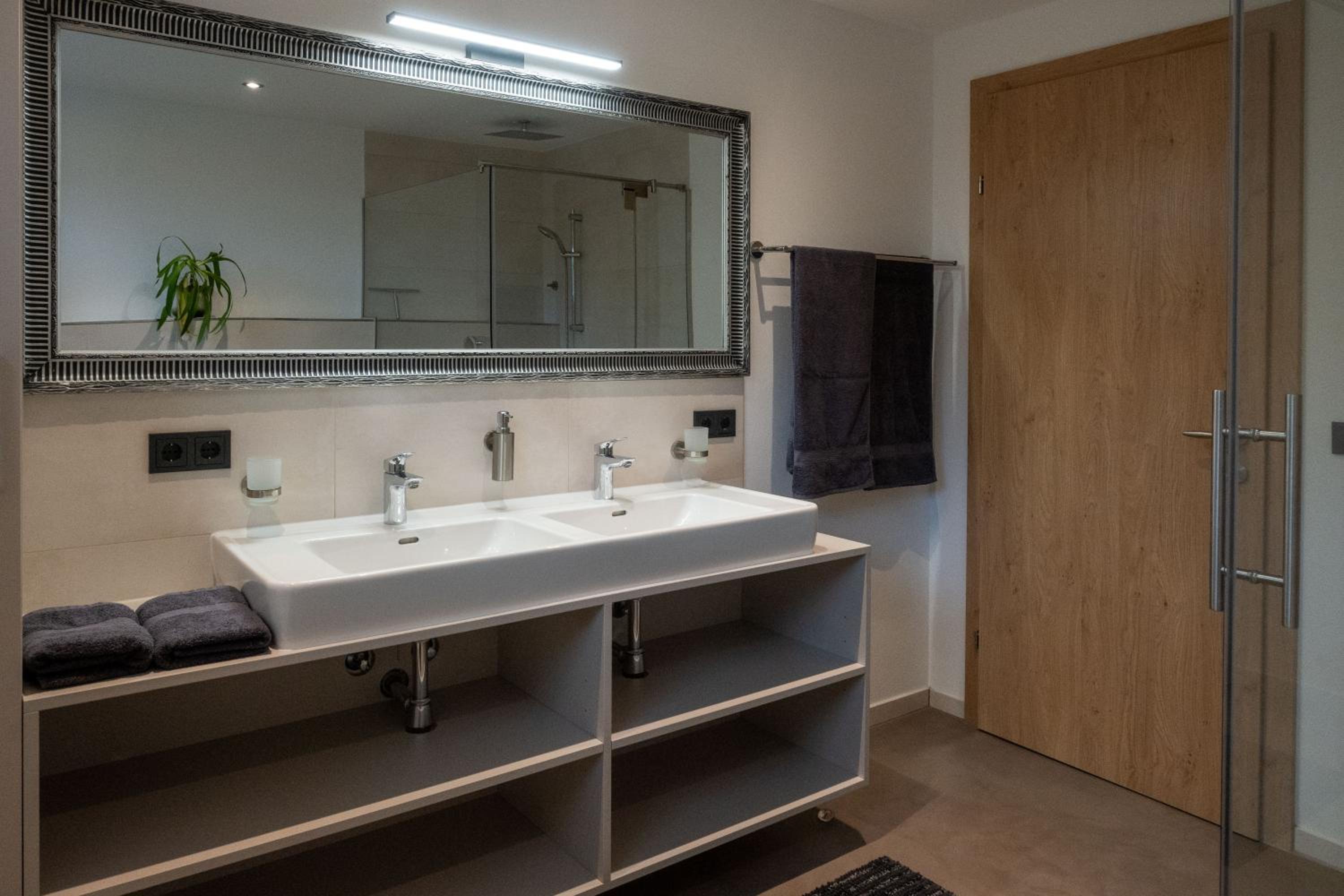 Two-Bedroom Apartment with Shower photo 3