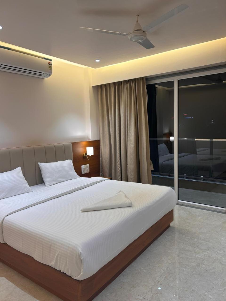 Deluxe Double Room with Balcony photo 3