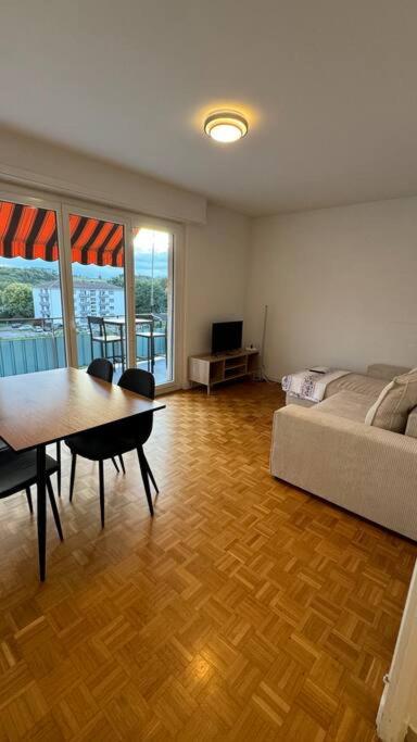 Family Two-Bedroom Apartment with View photo 3