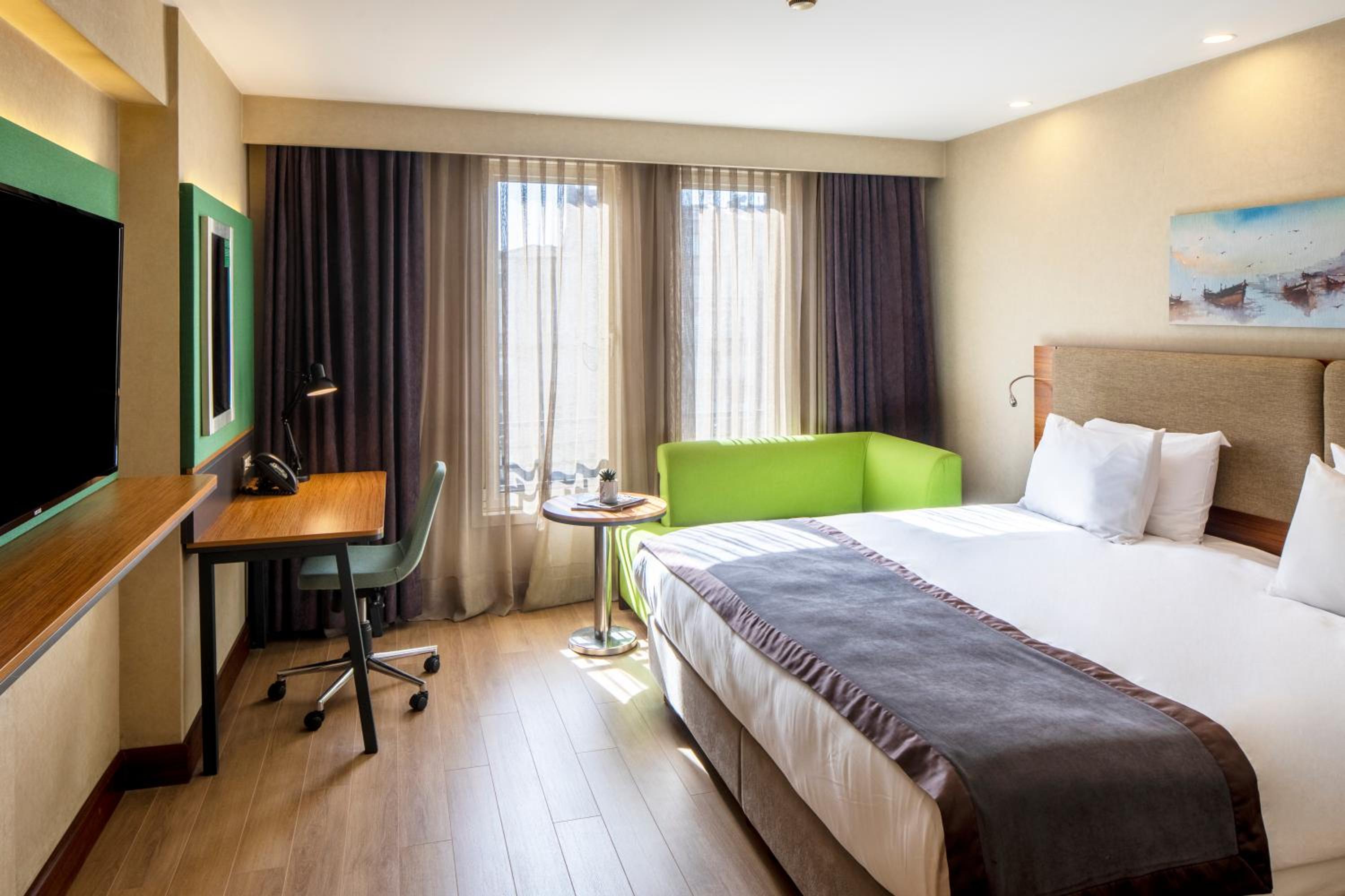 Deluxe King Room - Non-Smoking photo 3
