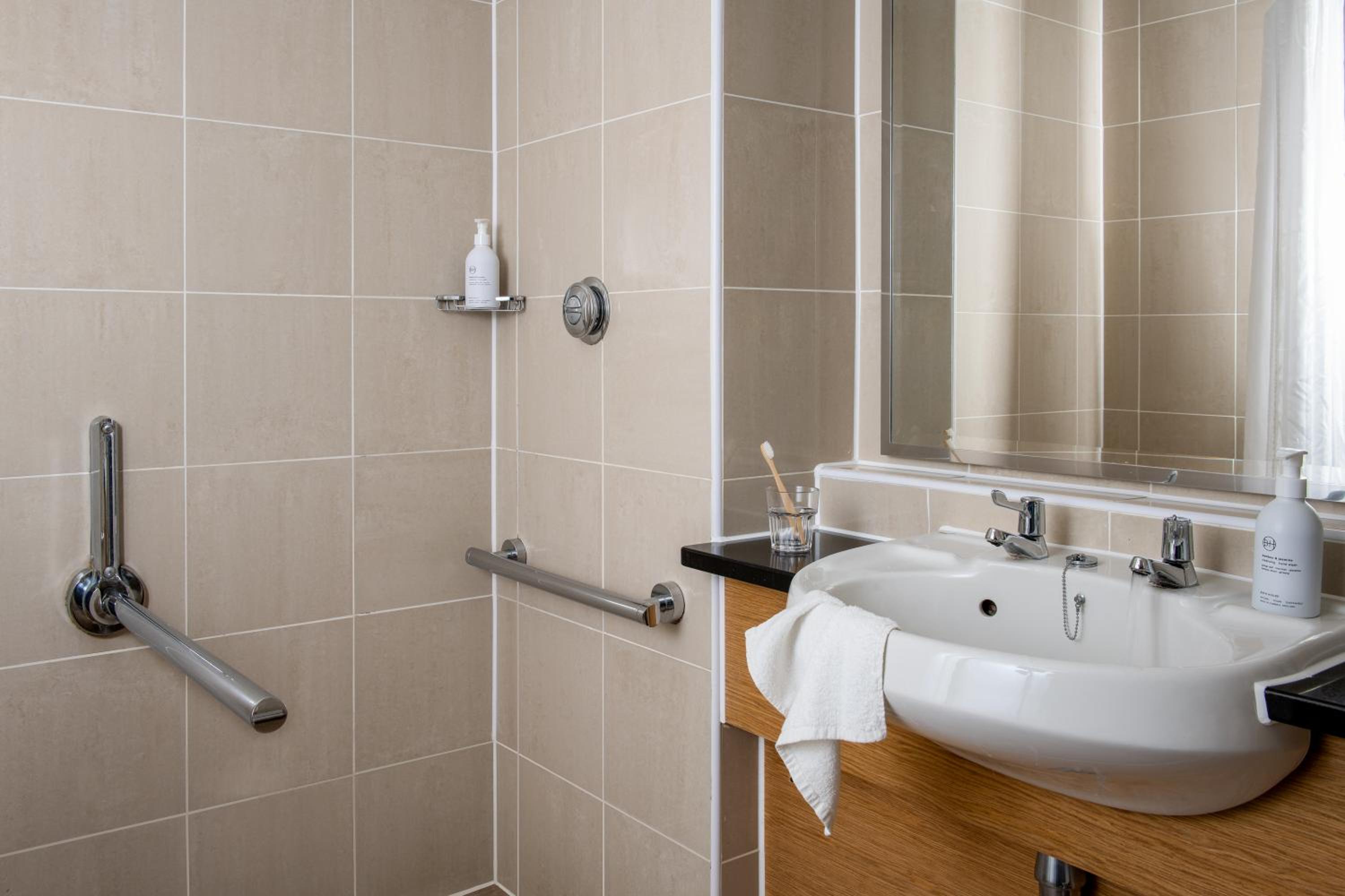 Standard accessible twin room - Photo 2