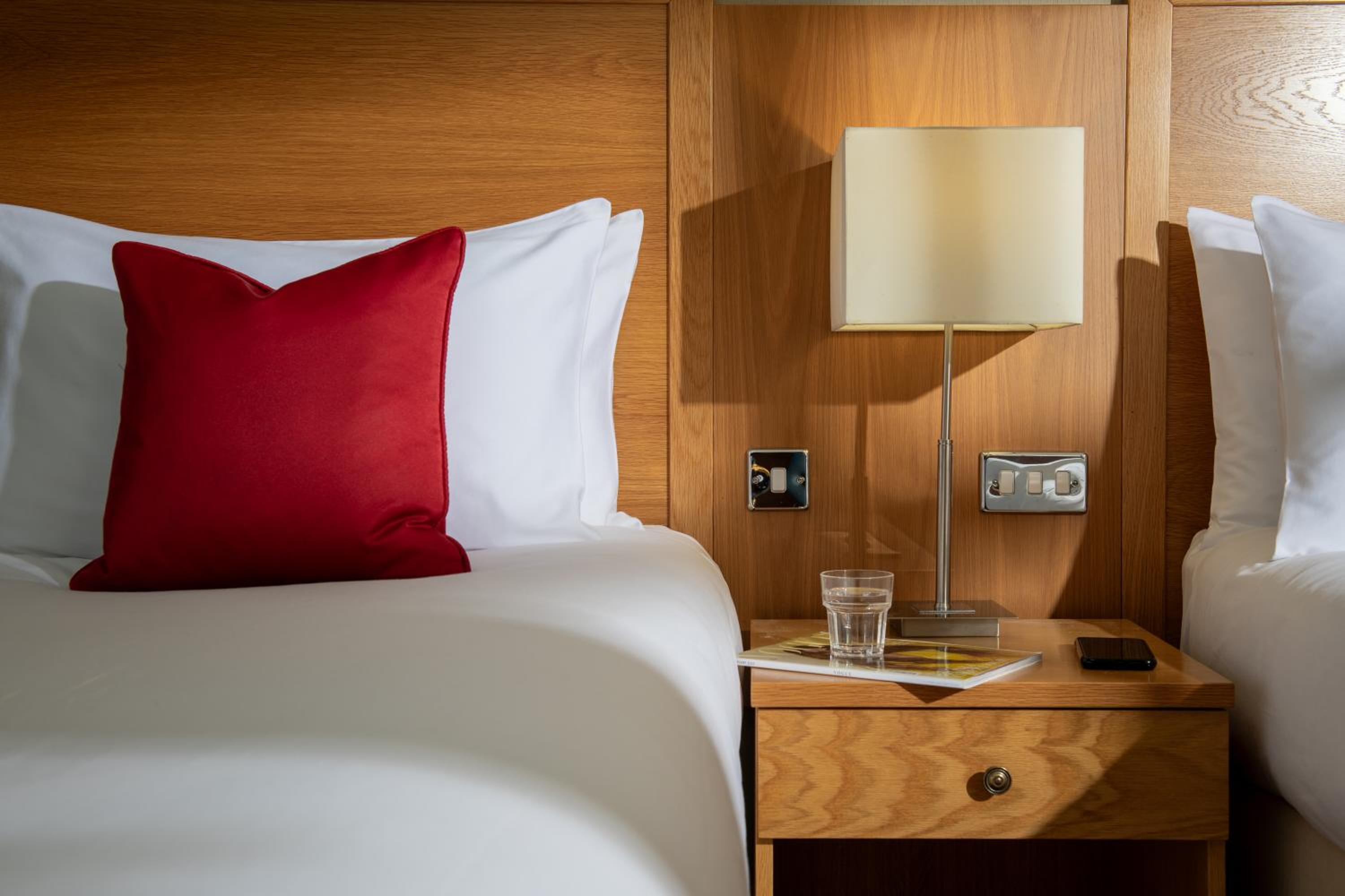 Standard accessible twin room - Photo 3
