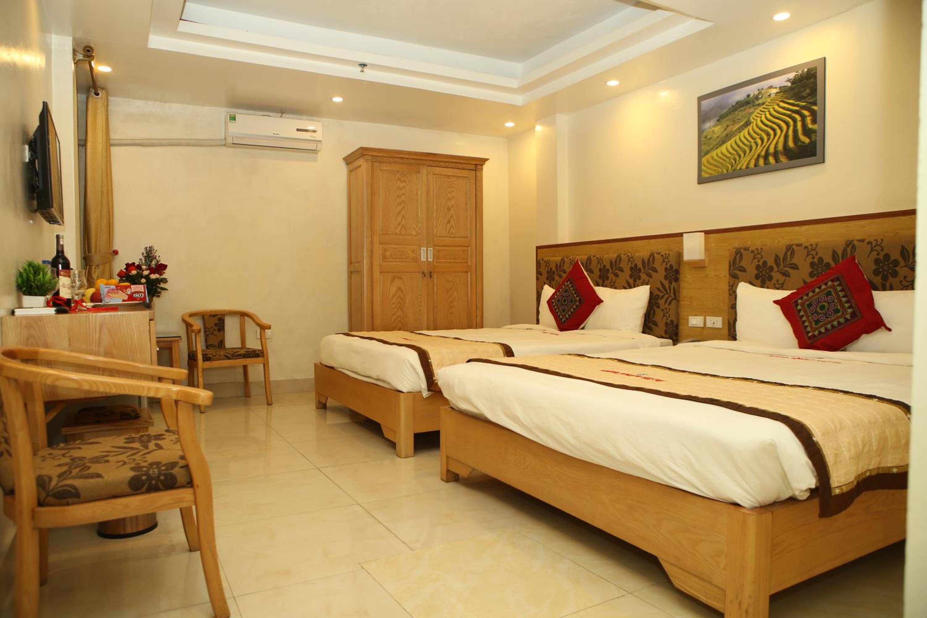 Deluxe Queen Room with Two Queen Beds photo 1