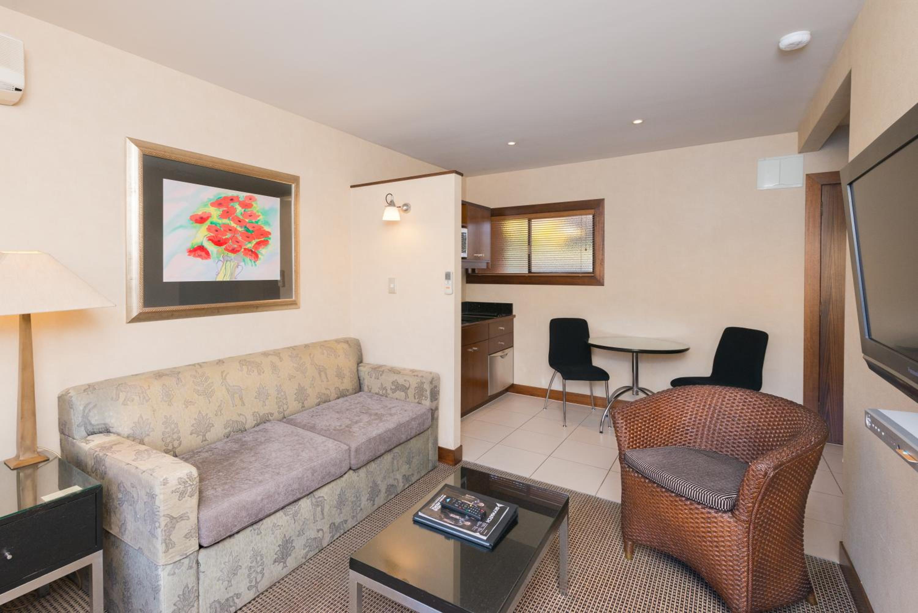 One-Bedroom Apartment with Courtyard View  - Photo 2