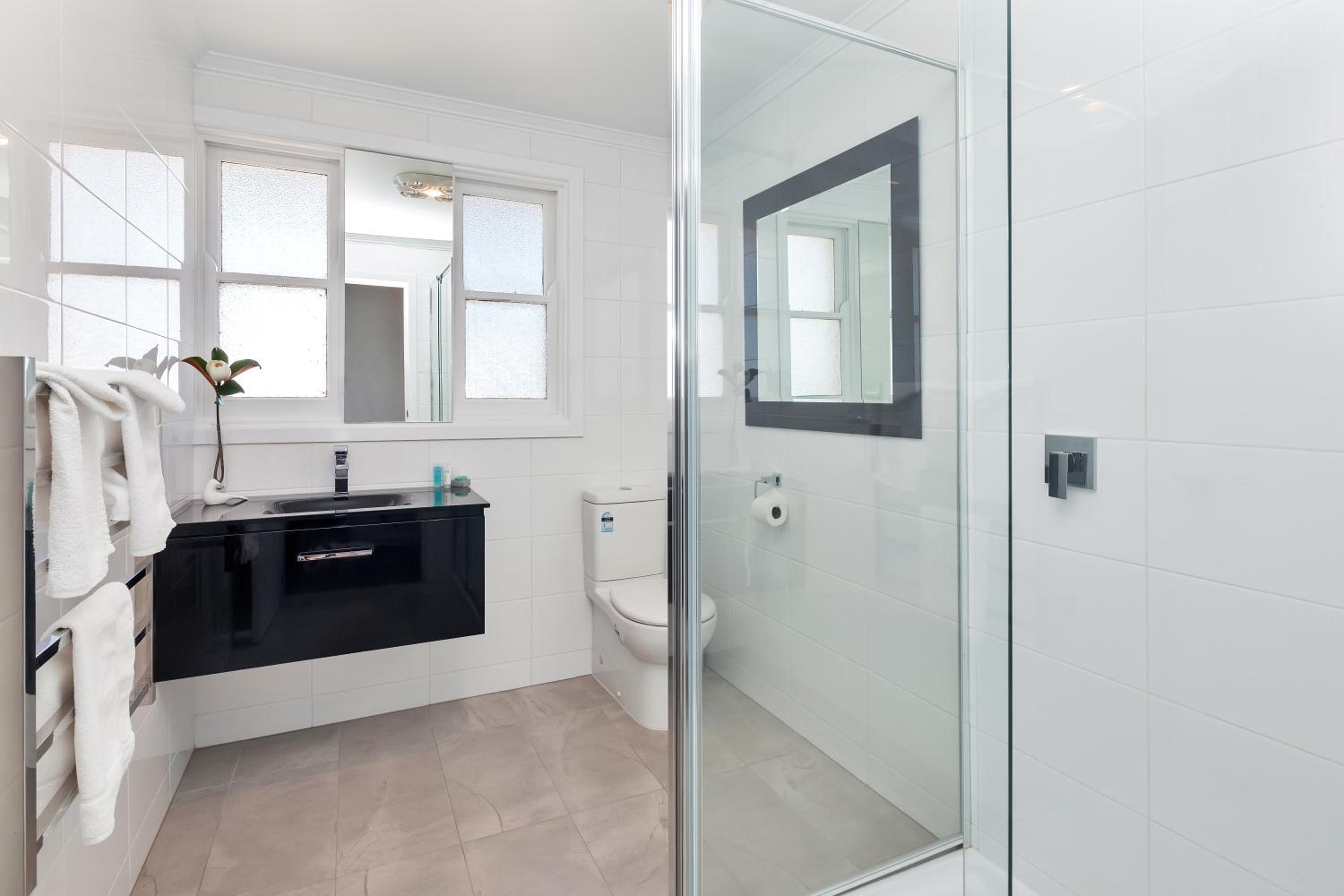 Grove St - Two-Bedroom Two-Bathroom Apartment - Lake View photo 3