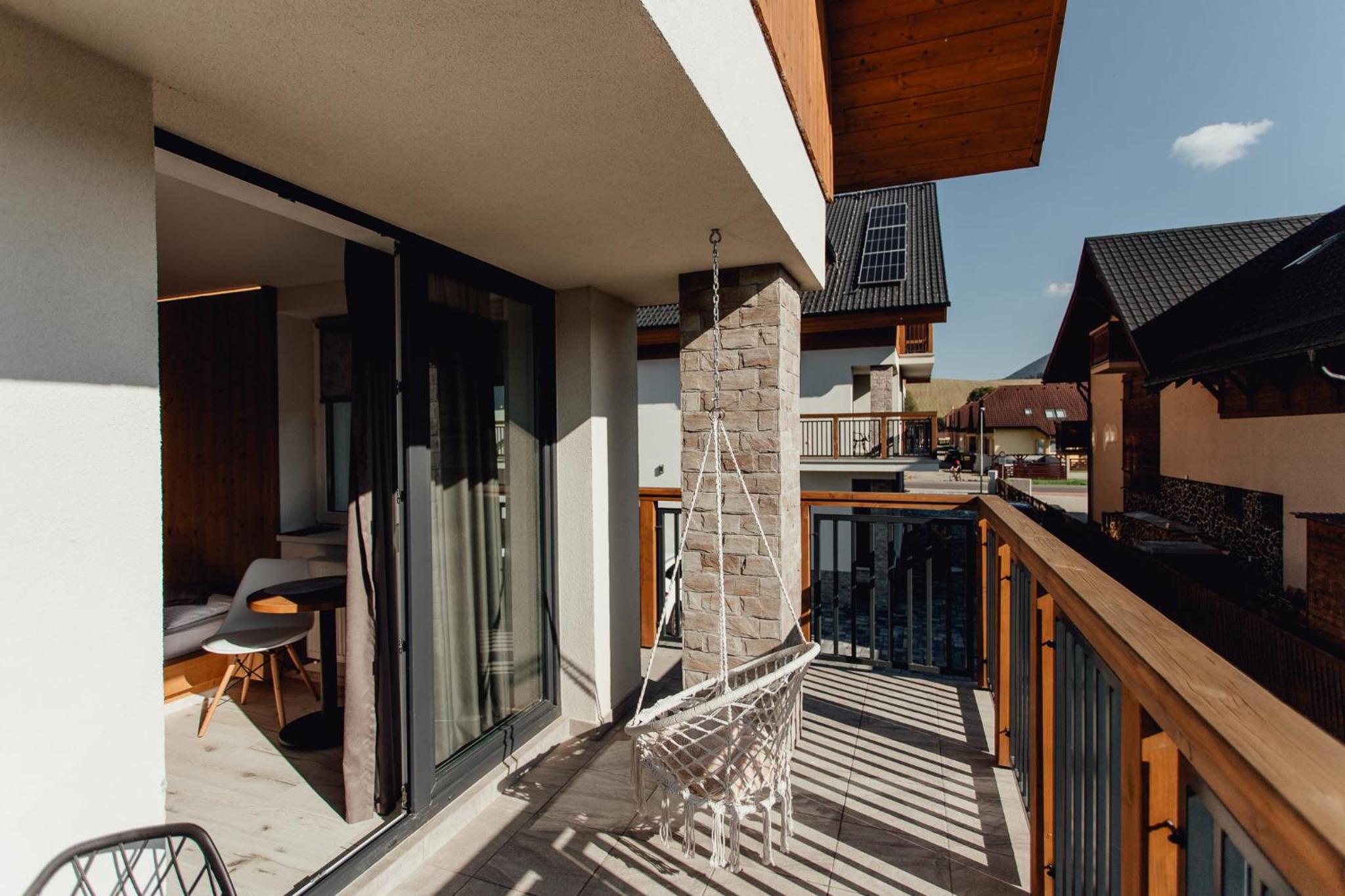 Studio Apartment with Balcony - Photo 3