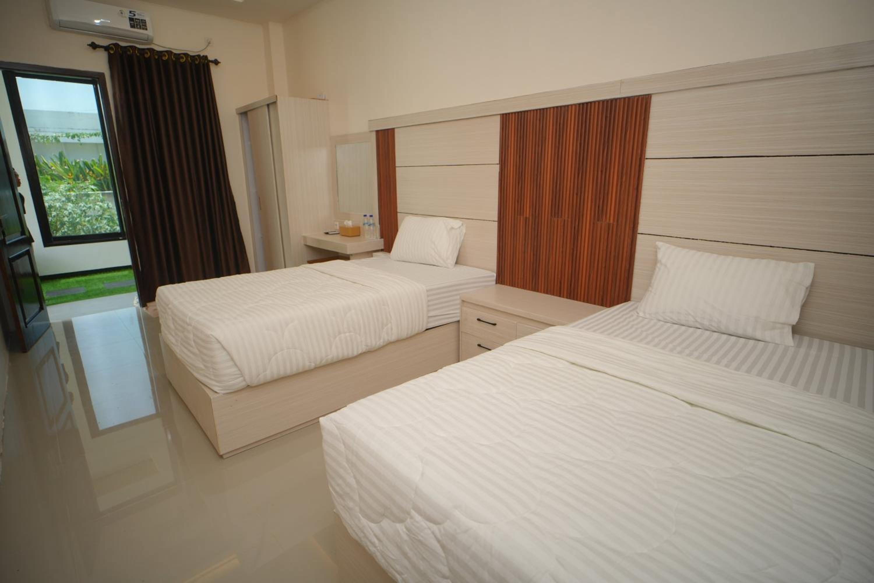 Twin Room with Private Bathroom photo 3