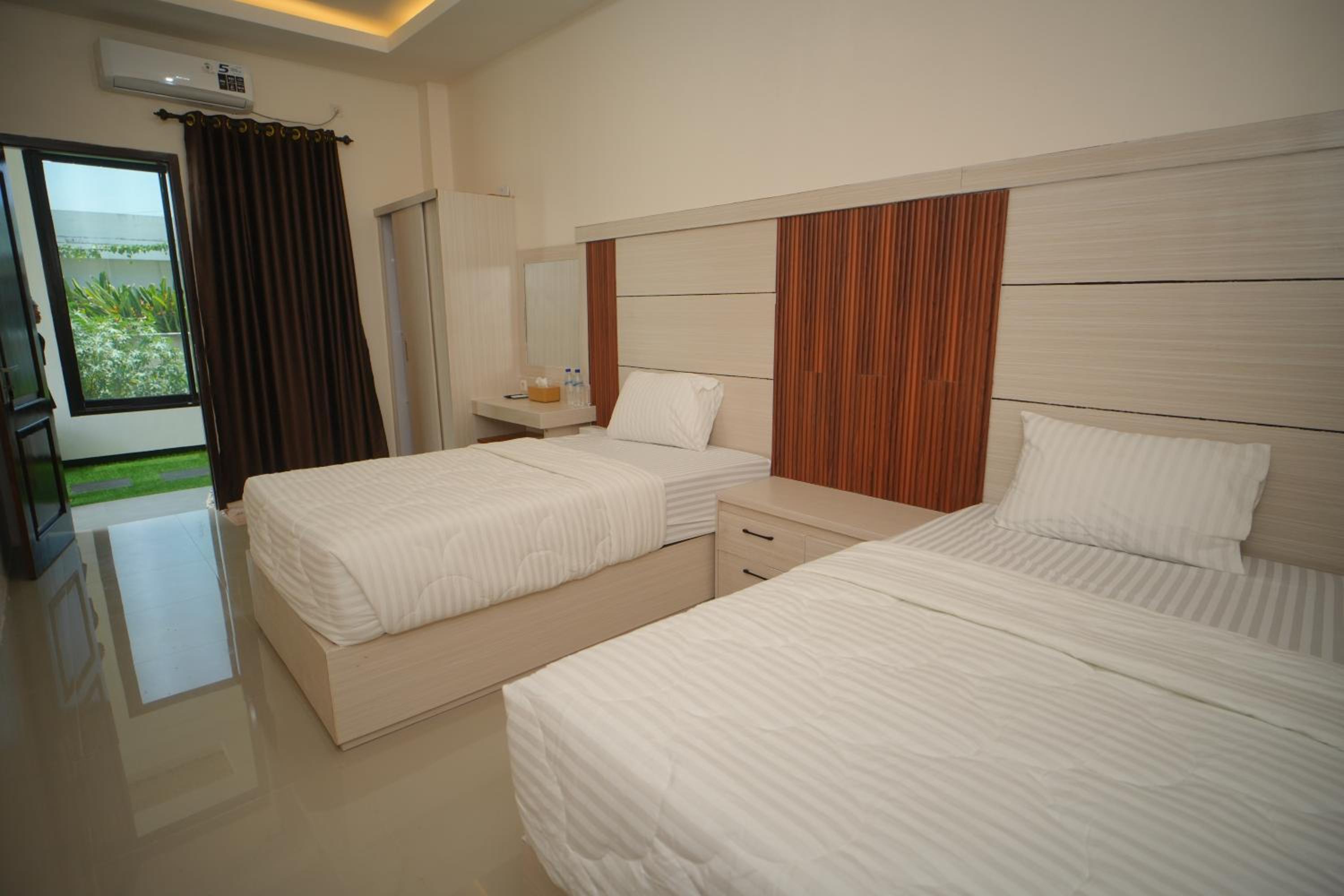 Twin Room with Private Bathroom photo 2