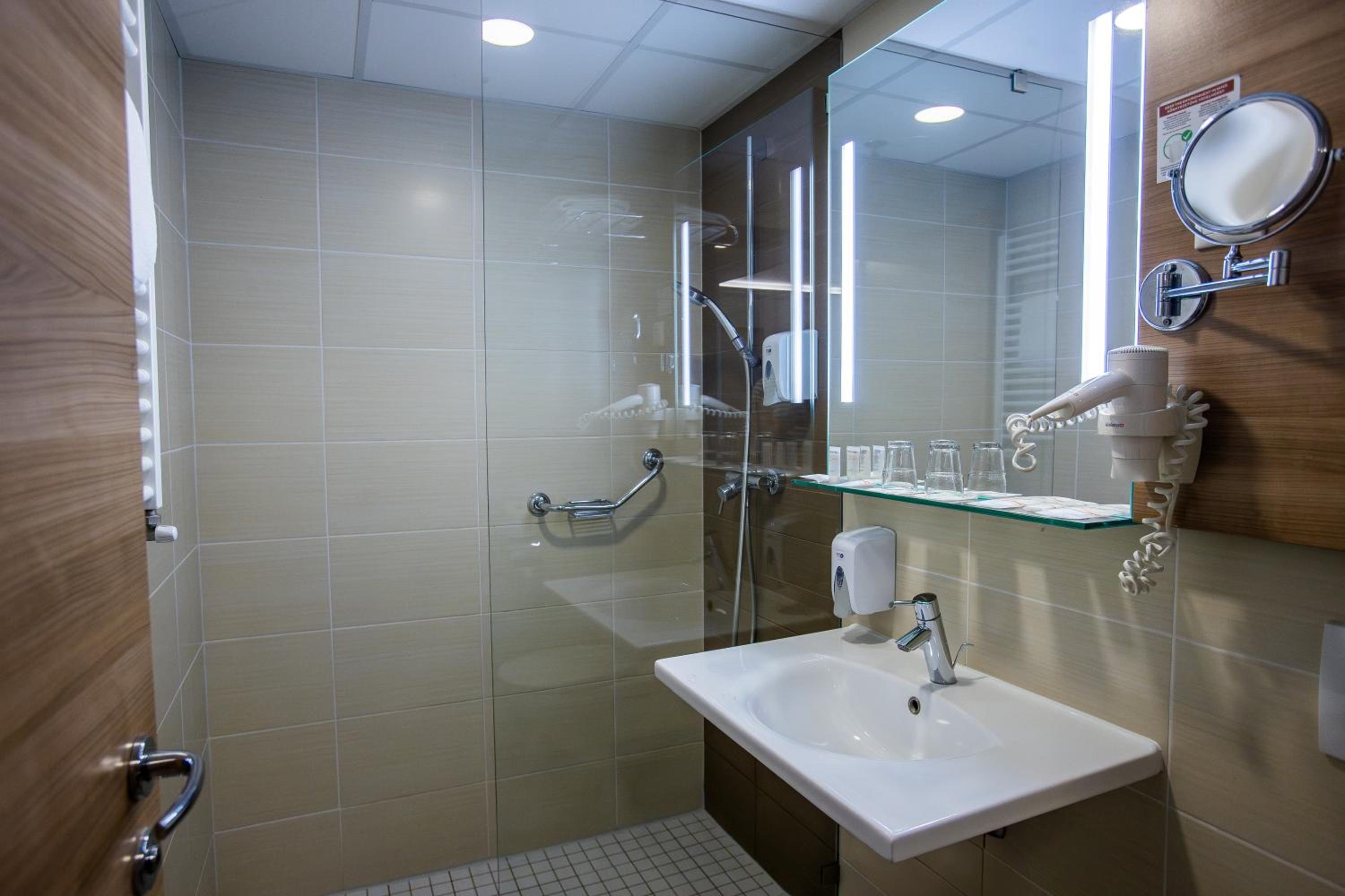 Deluxe Double Or Twin Room thumbnail 6