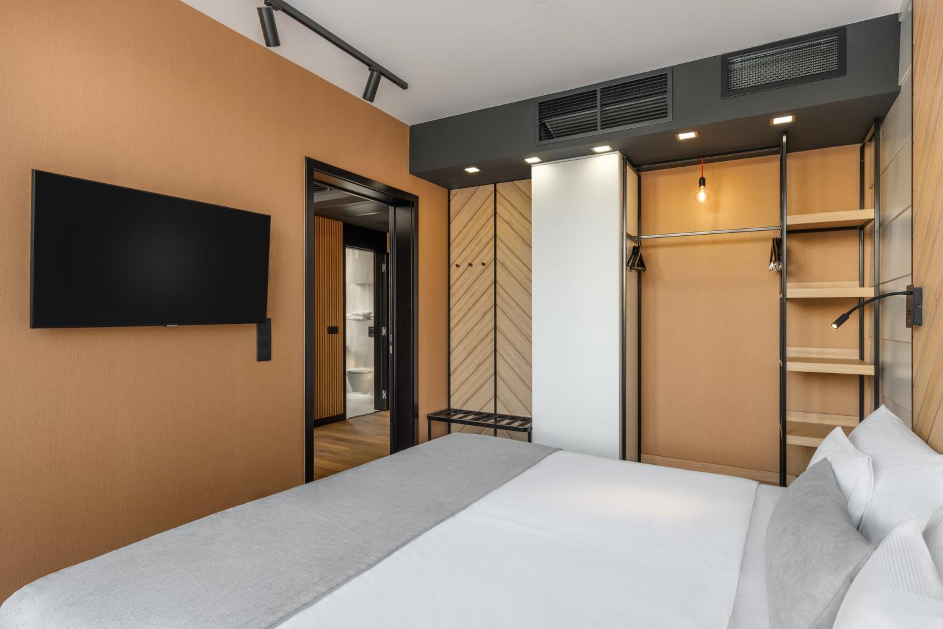 Deluxe Suite with Spa Bath photo 1