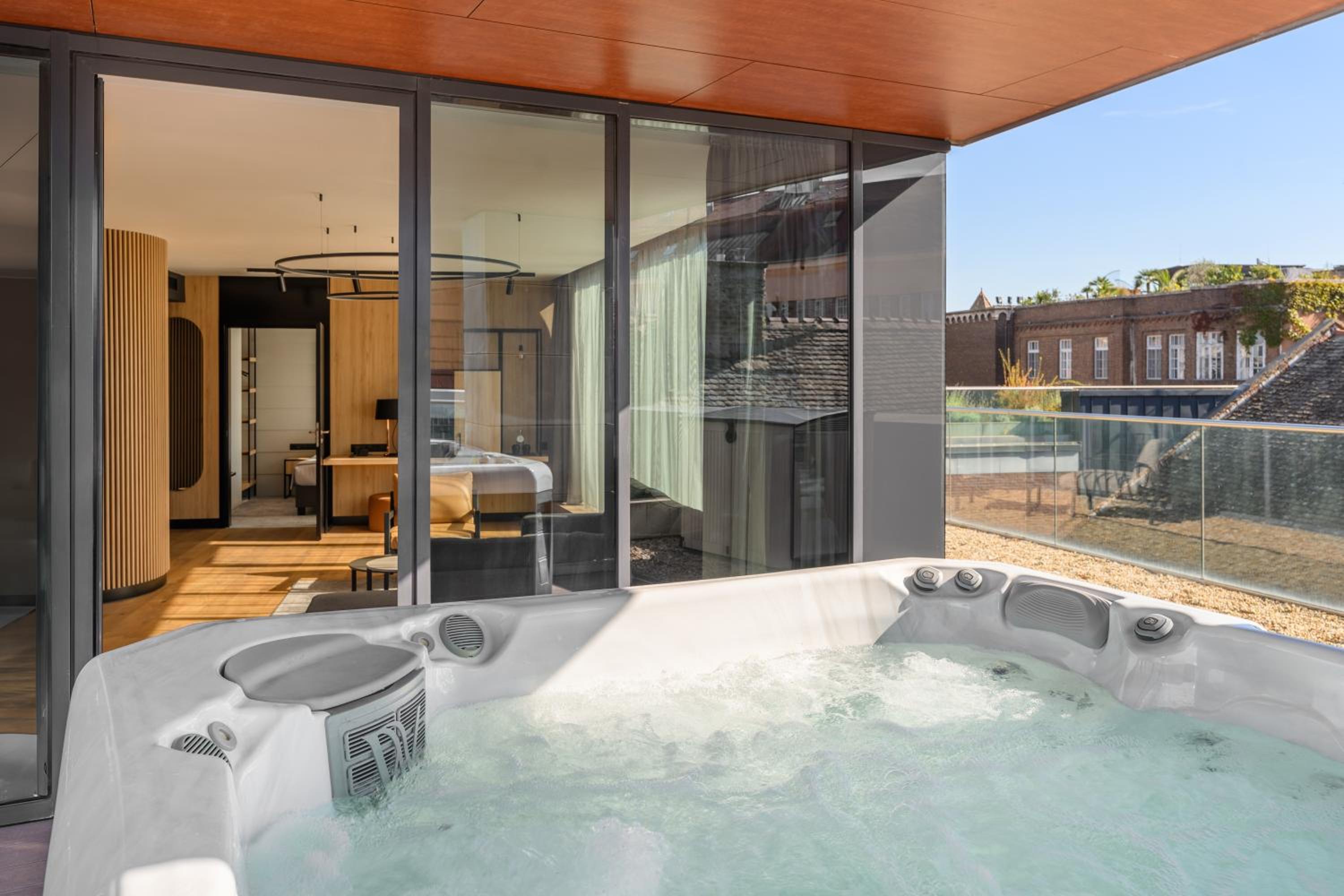 Deluxe Suite with Spa Bath photo 3