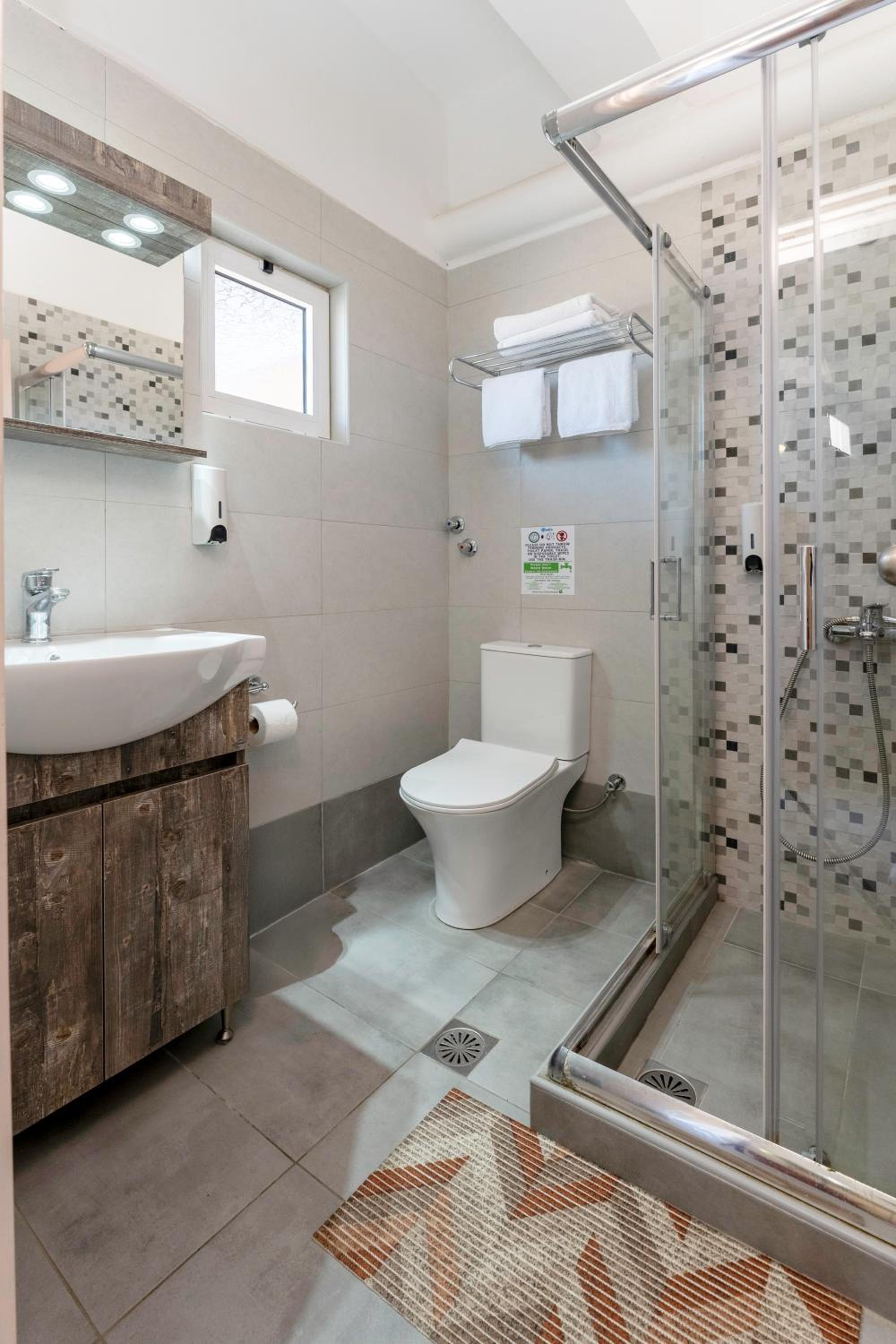 Standard Double Room (2 Adults + 1 Child) - Photo 2