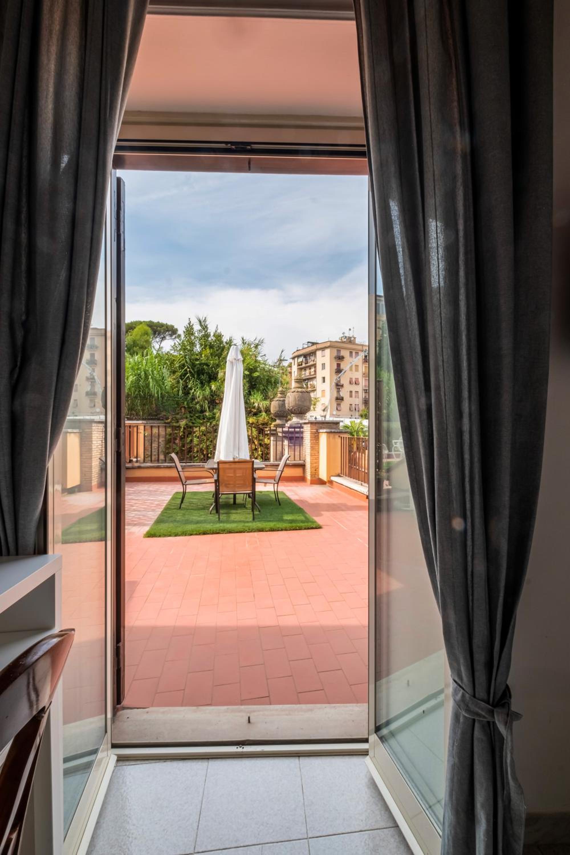 Deluxe Single Room with Balcony photo 3