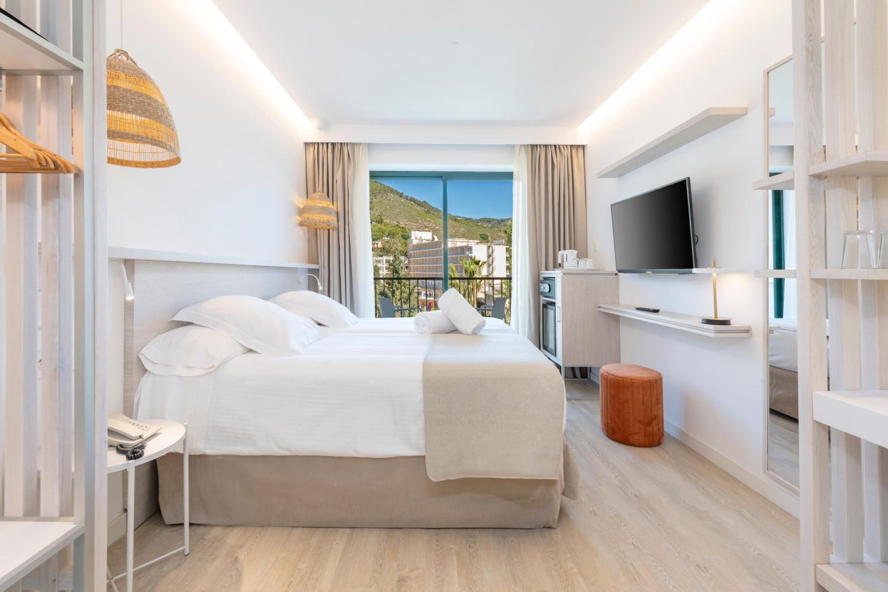Deluxe Double Room with Balcony - Adults Only Area thumbnail 6