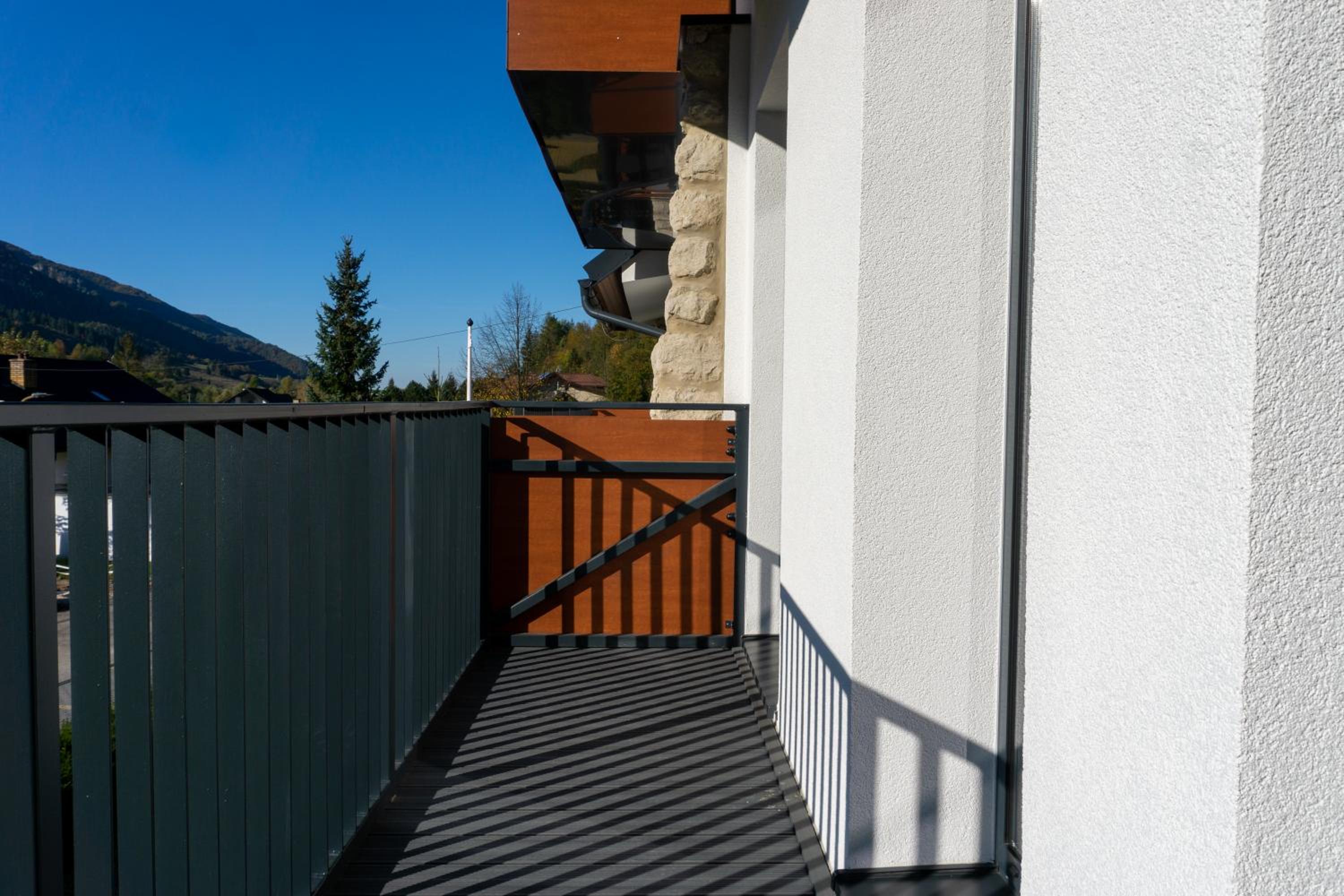 One-Bedroom Apartment With Balcony And Mountain View   photo 2