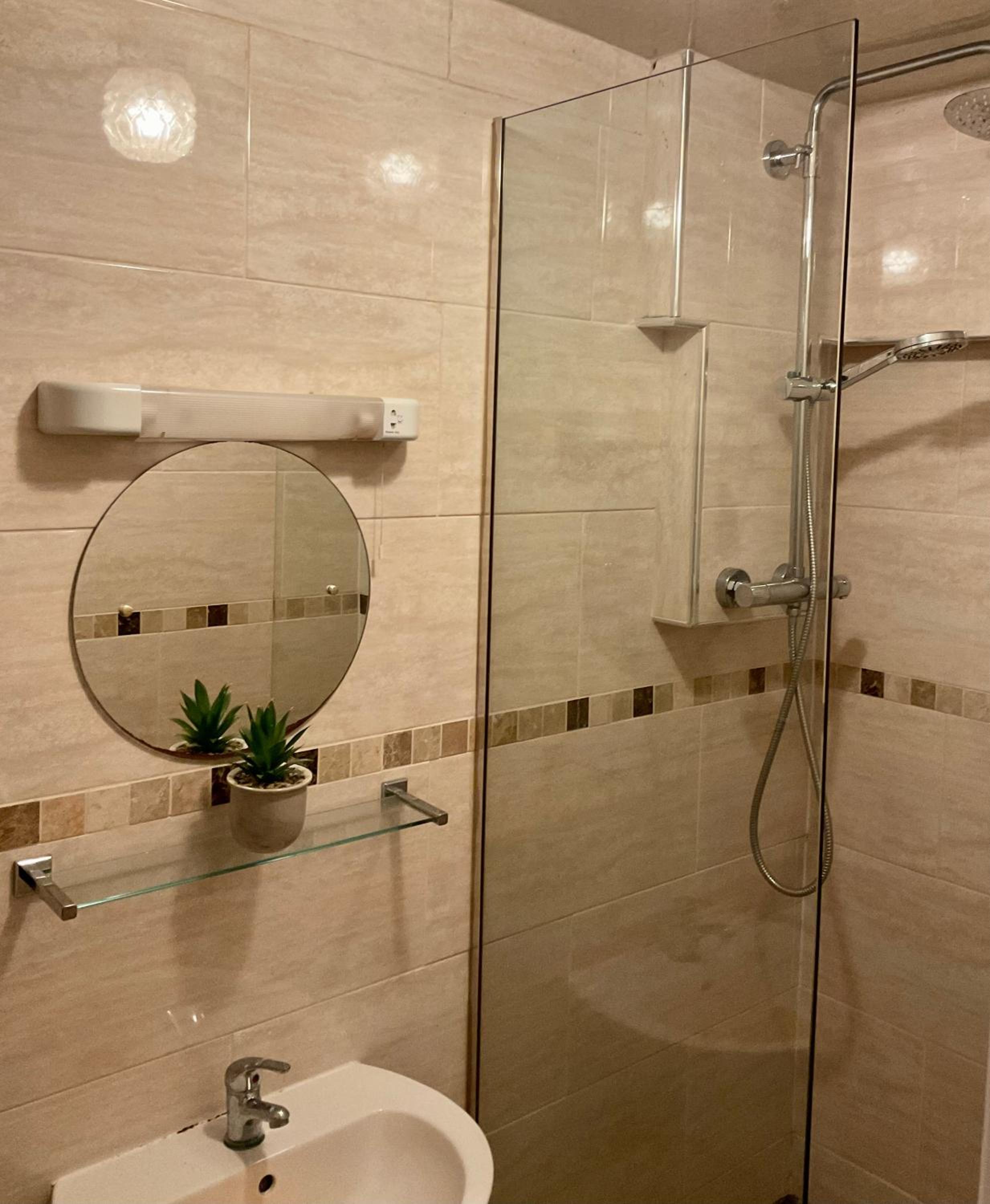 Deluxe Double Room with Shower photo 2