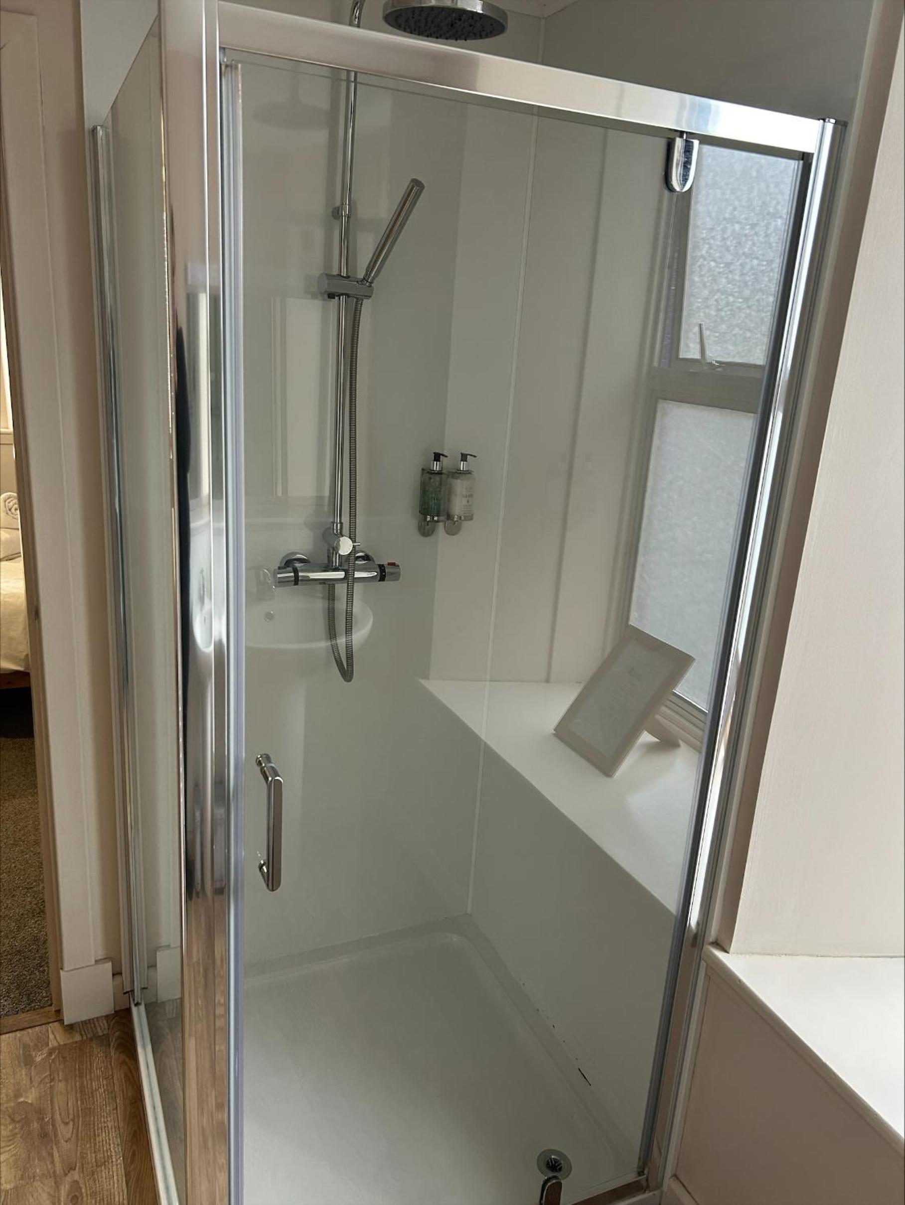 Double or Twin Room with Private Bathroom - Photo 3