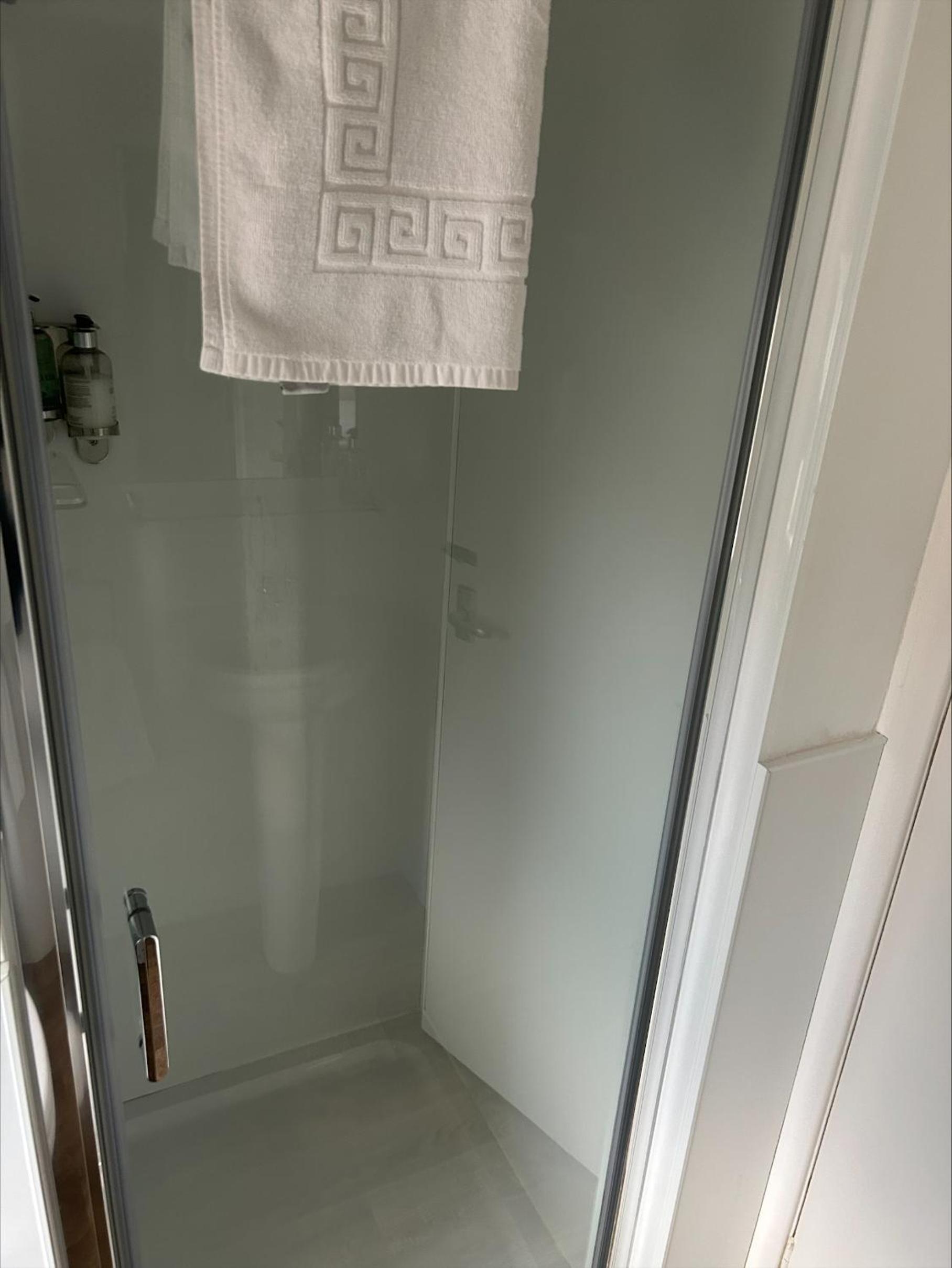 Single Room with Private Bathroom photo 3