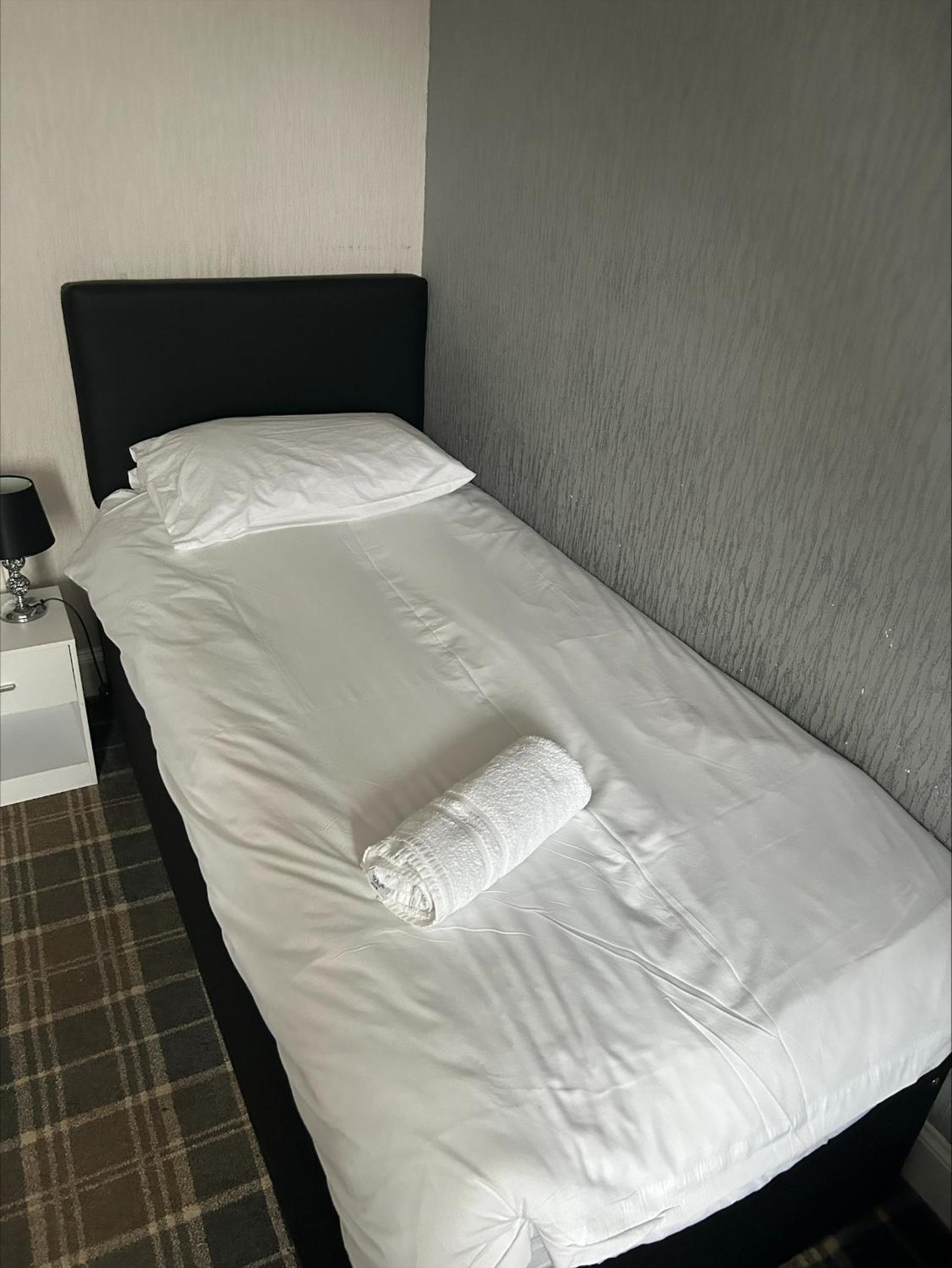 Standard Twin Room with Shared Bathroom photo 1
