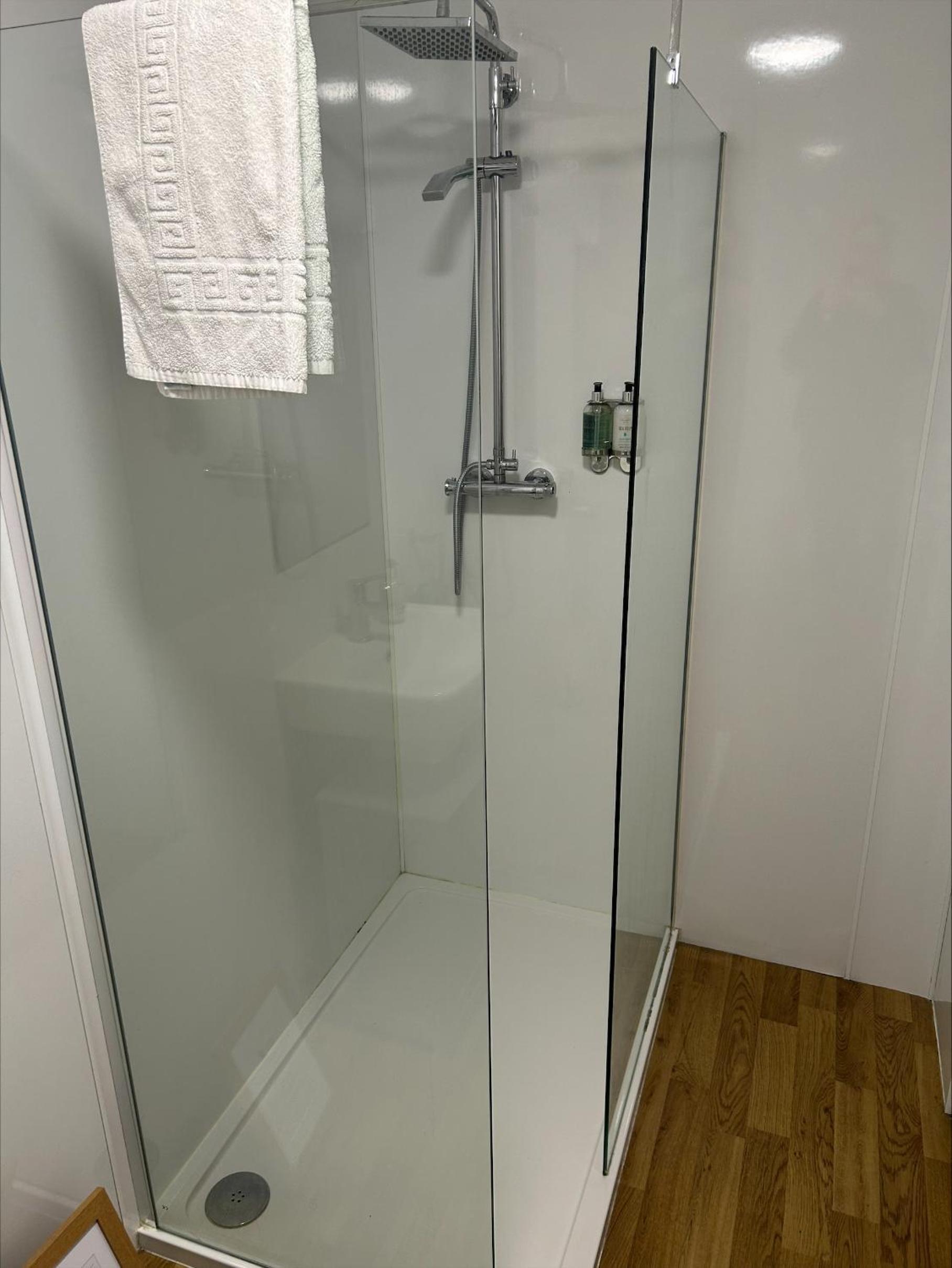 Standard Twin Room with Shared Bathroom photo 2
