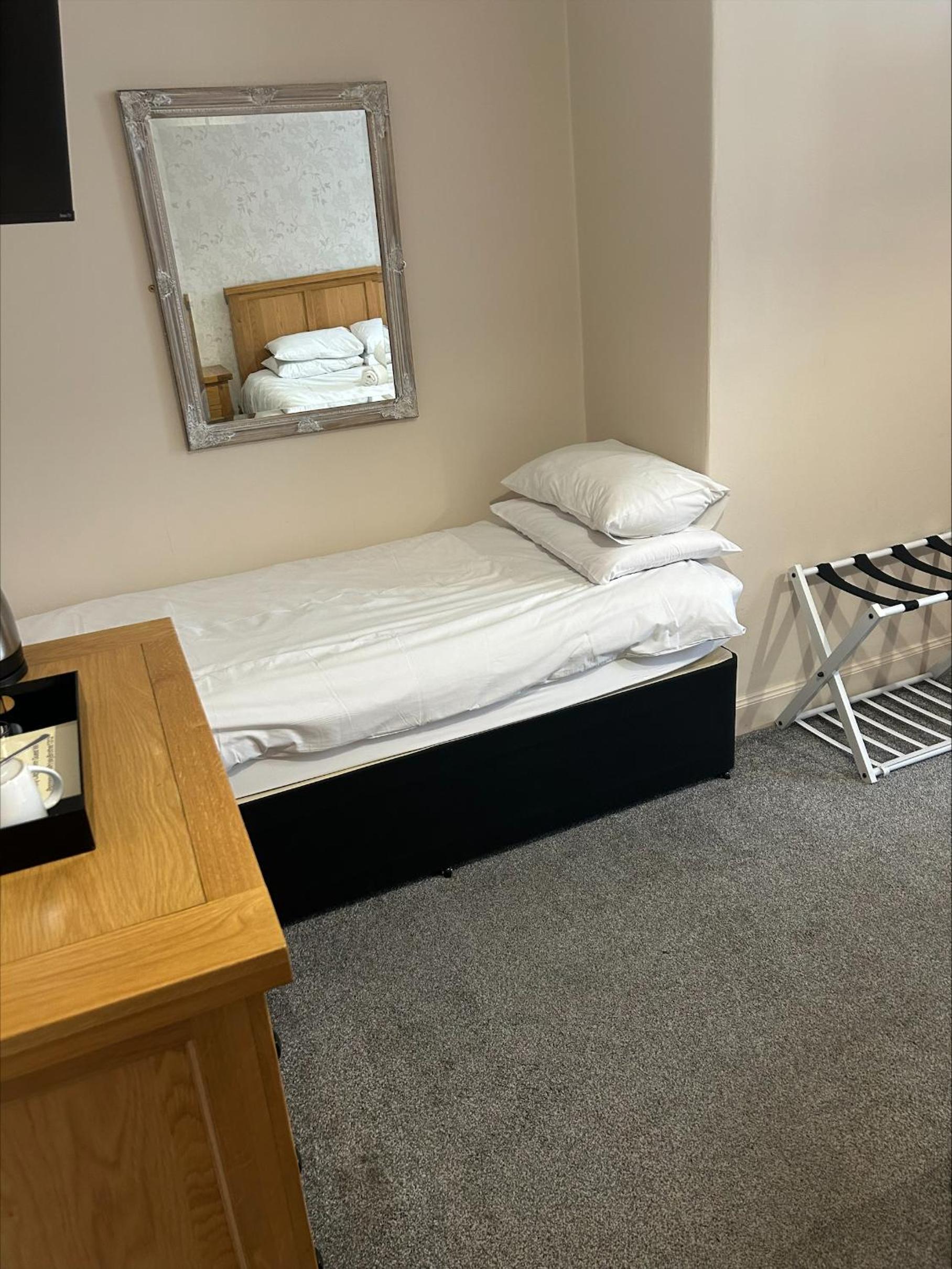 Double or Twin Room with Private Bathroom - Photo 1