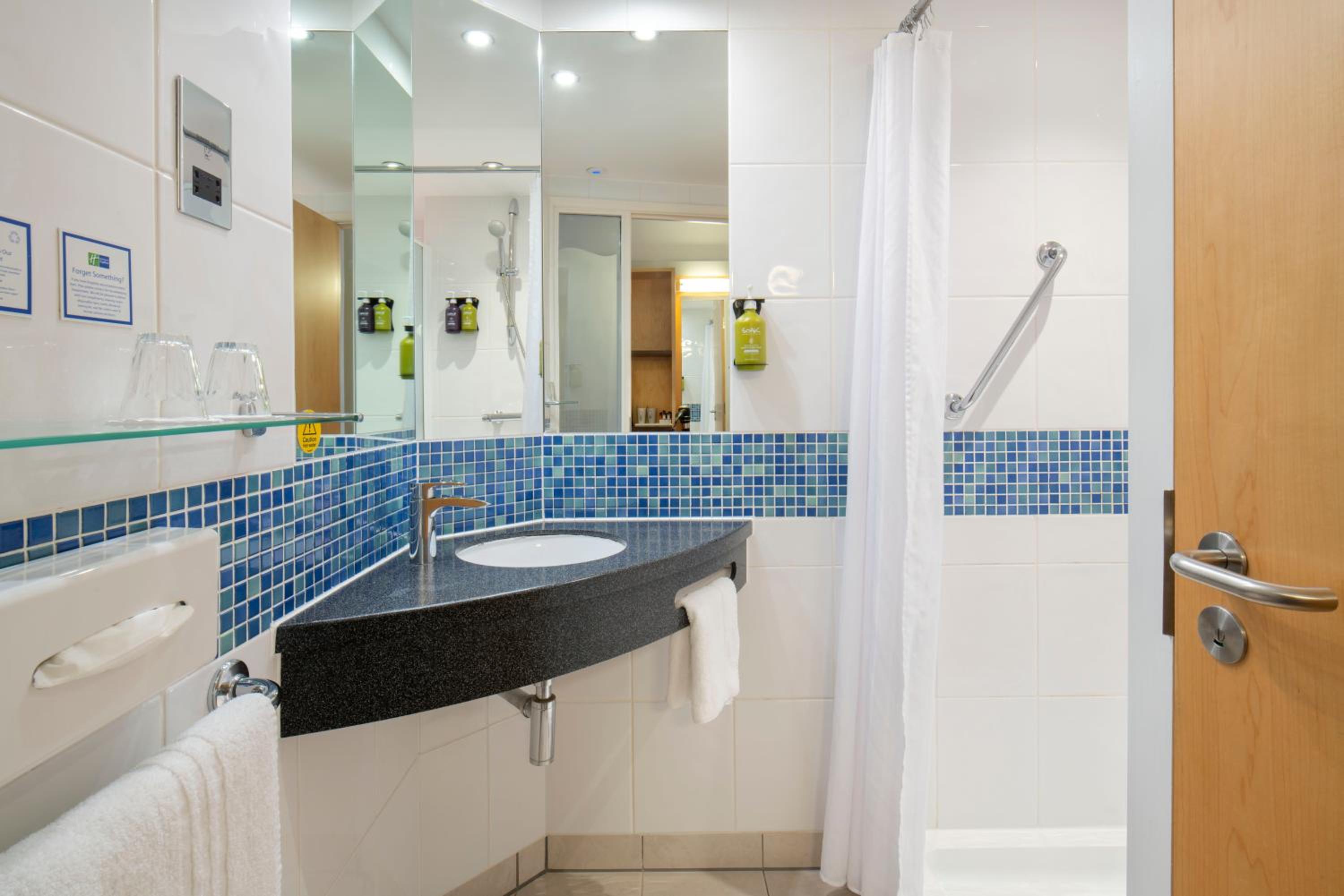 Standard Double Room with Sofa Bed and Free Hot Breakfast - Photo 4