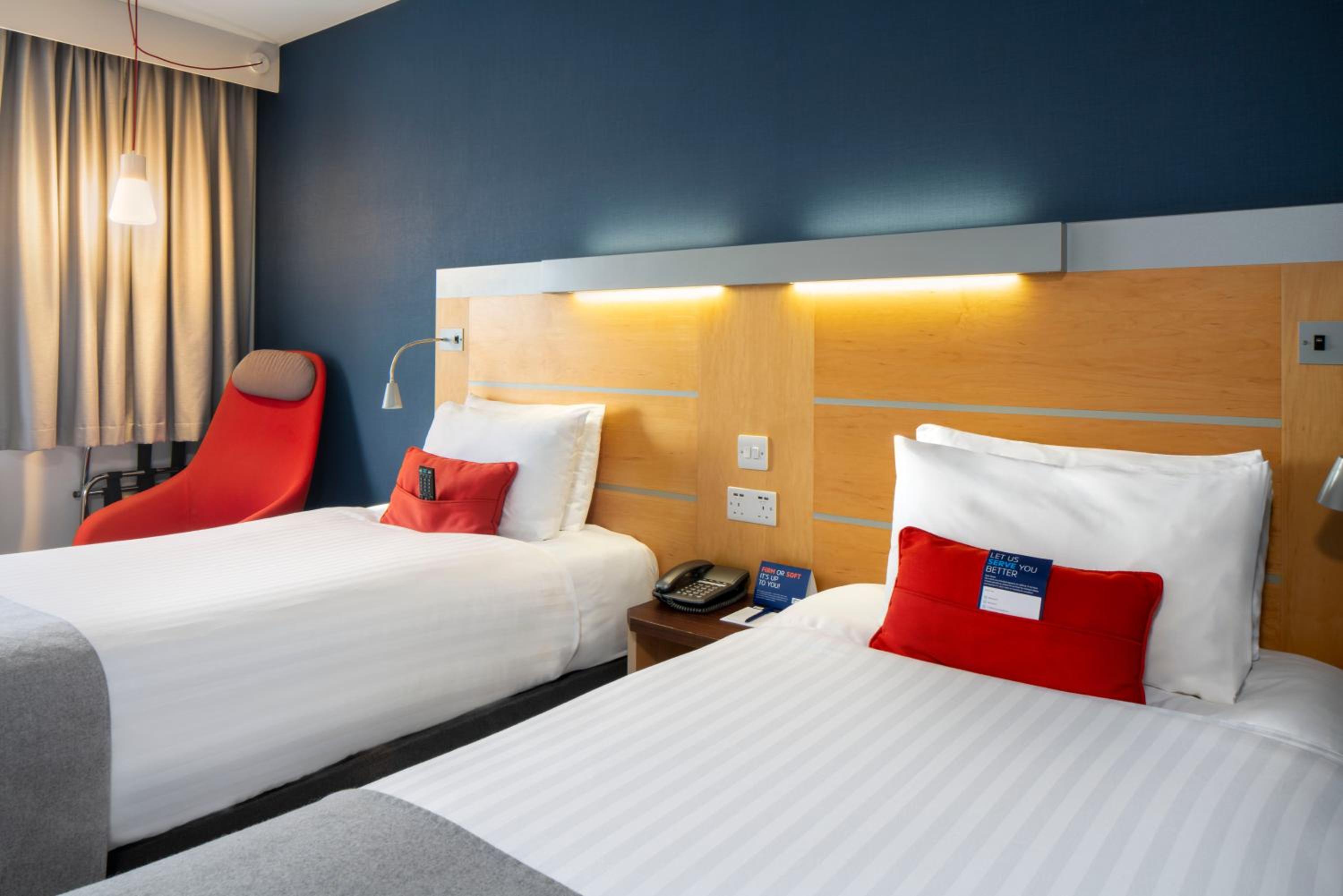 Standard Twin Room with Free Hot Breakfast - Photo 2