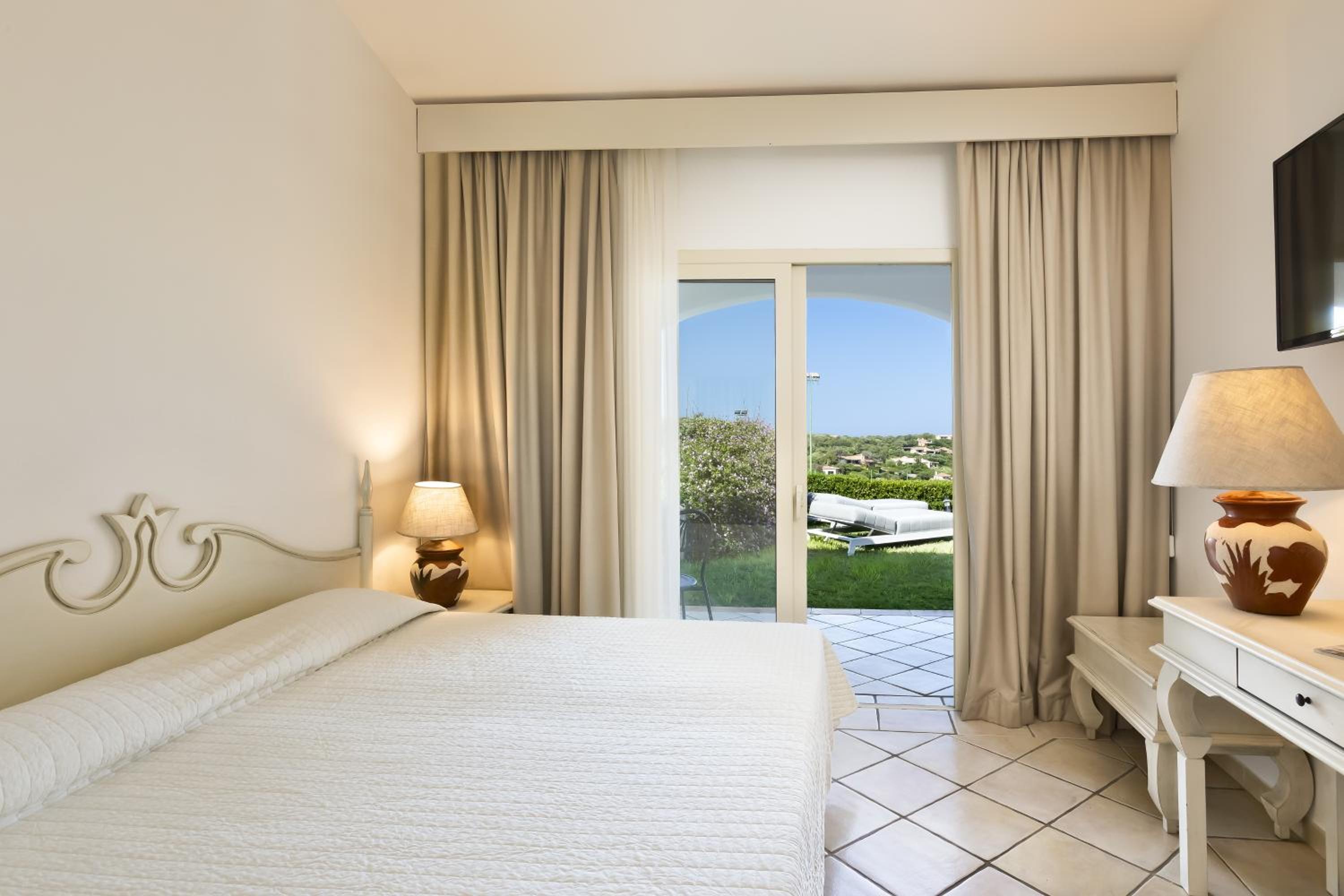 Double Room with Garden View - Photo 3