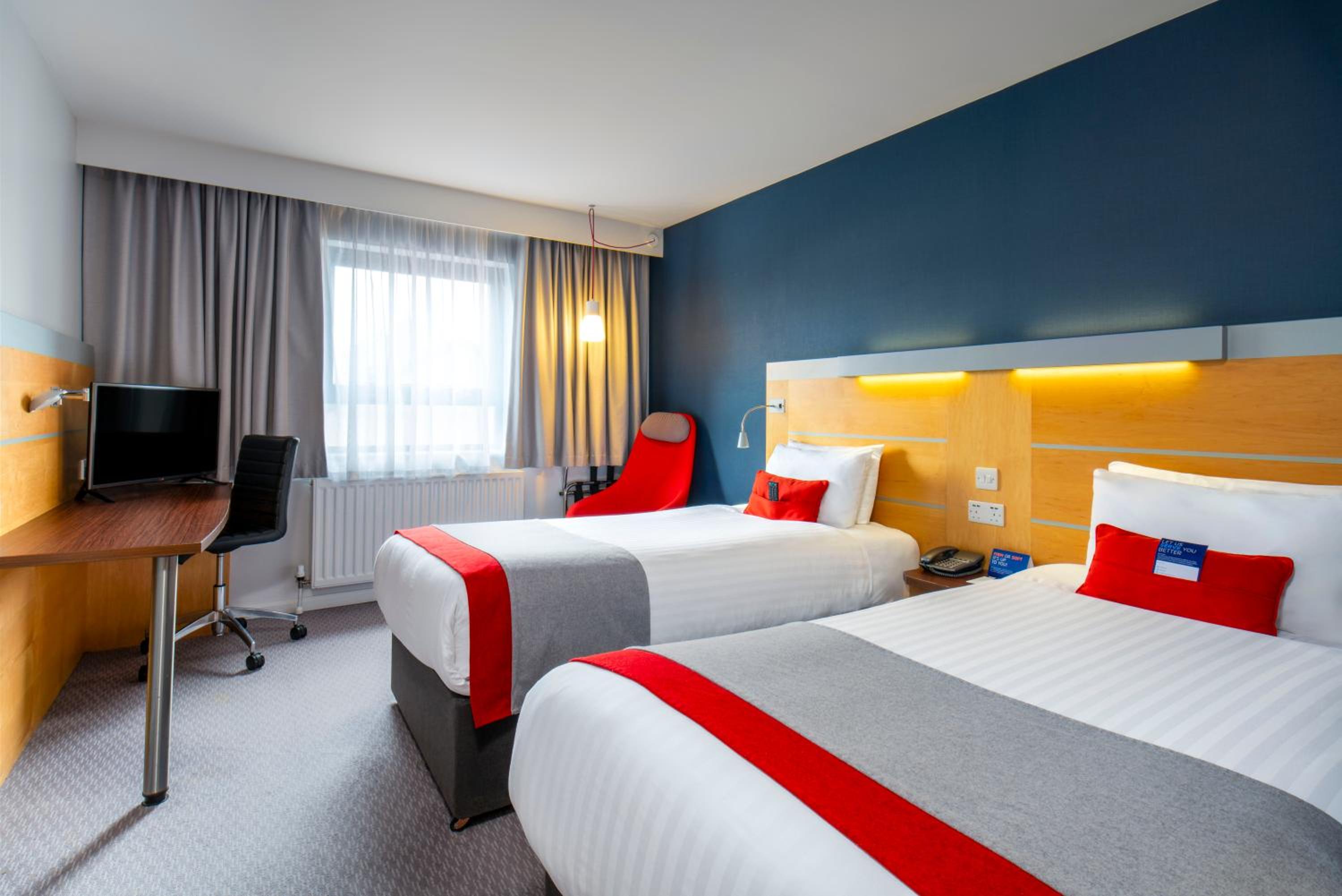 Standard Twin Room with Free Hot Breakfast - Photo 1