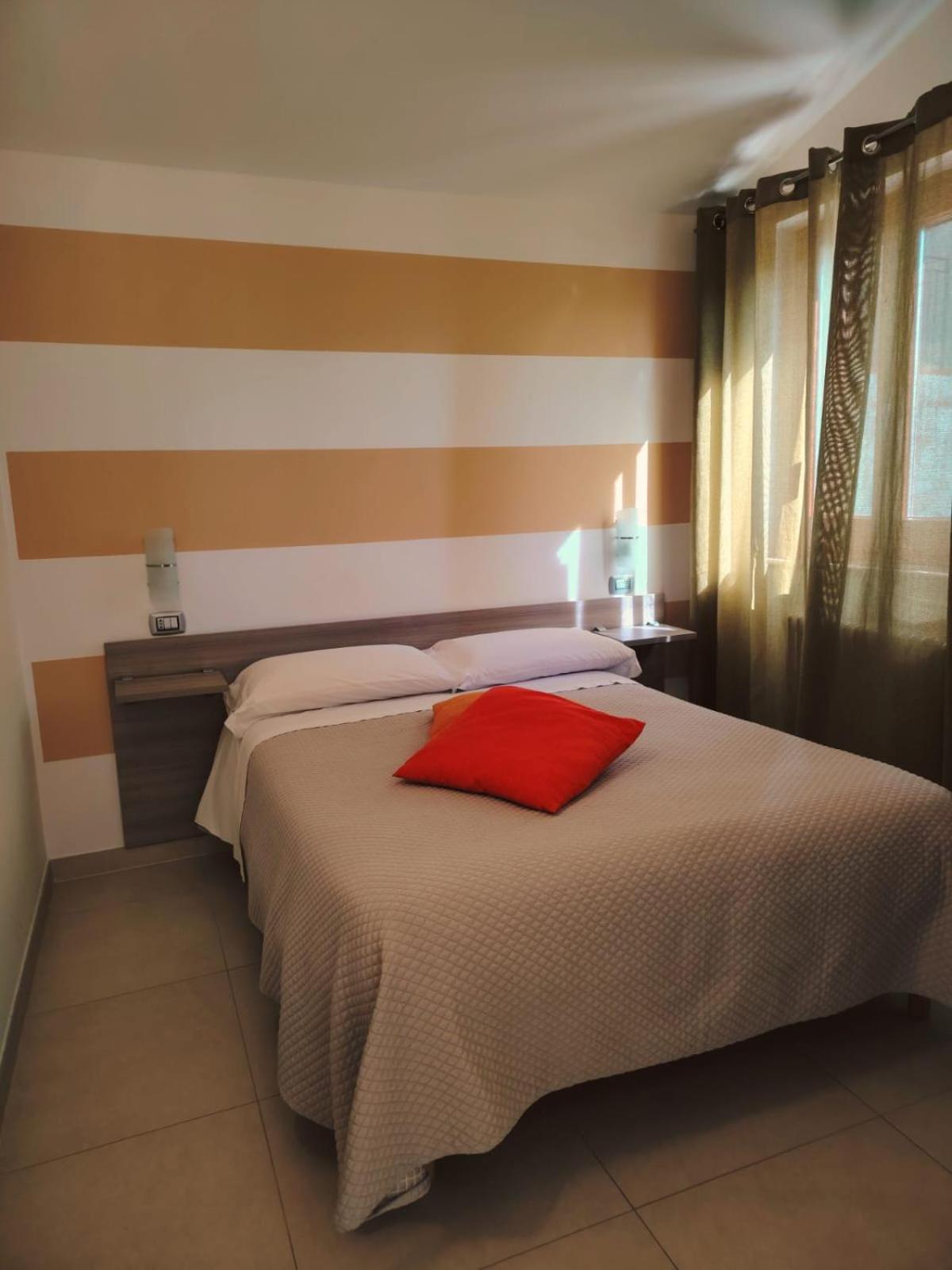 Small Double or Twin Room - Photo 1