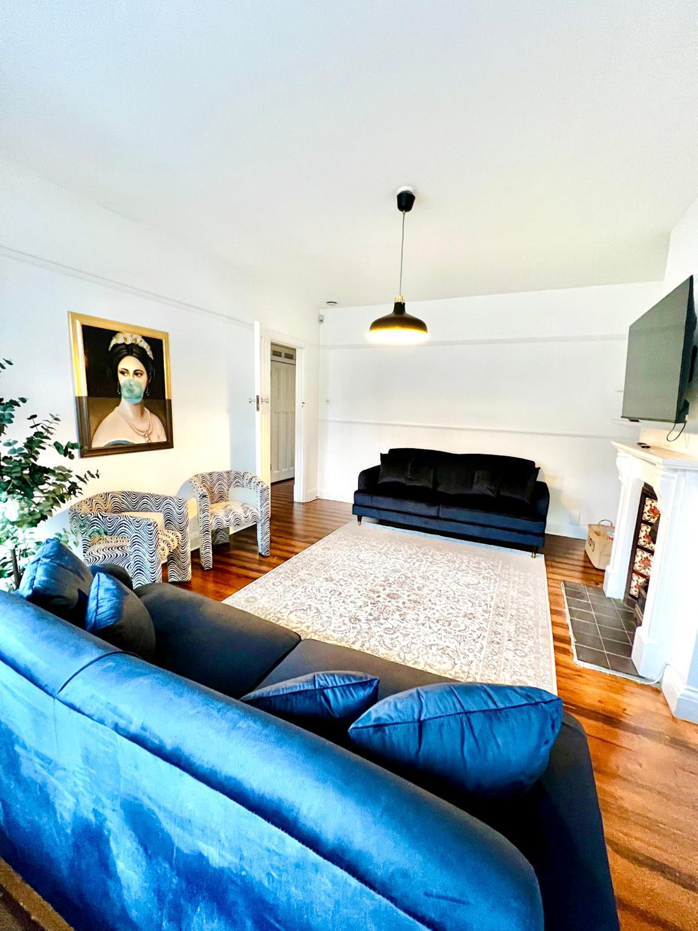 Five-Bedroom House photo 1