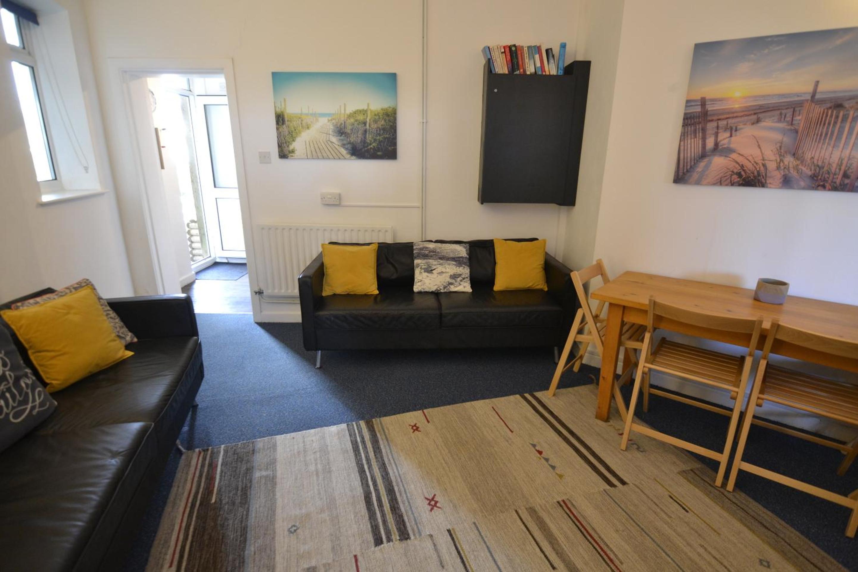 Two-Bedroom Standard Apartment photo 2