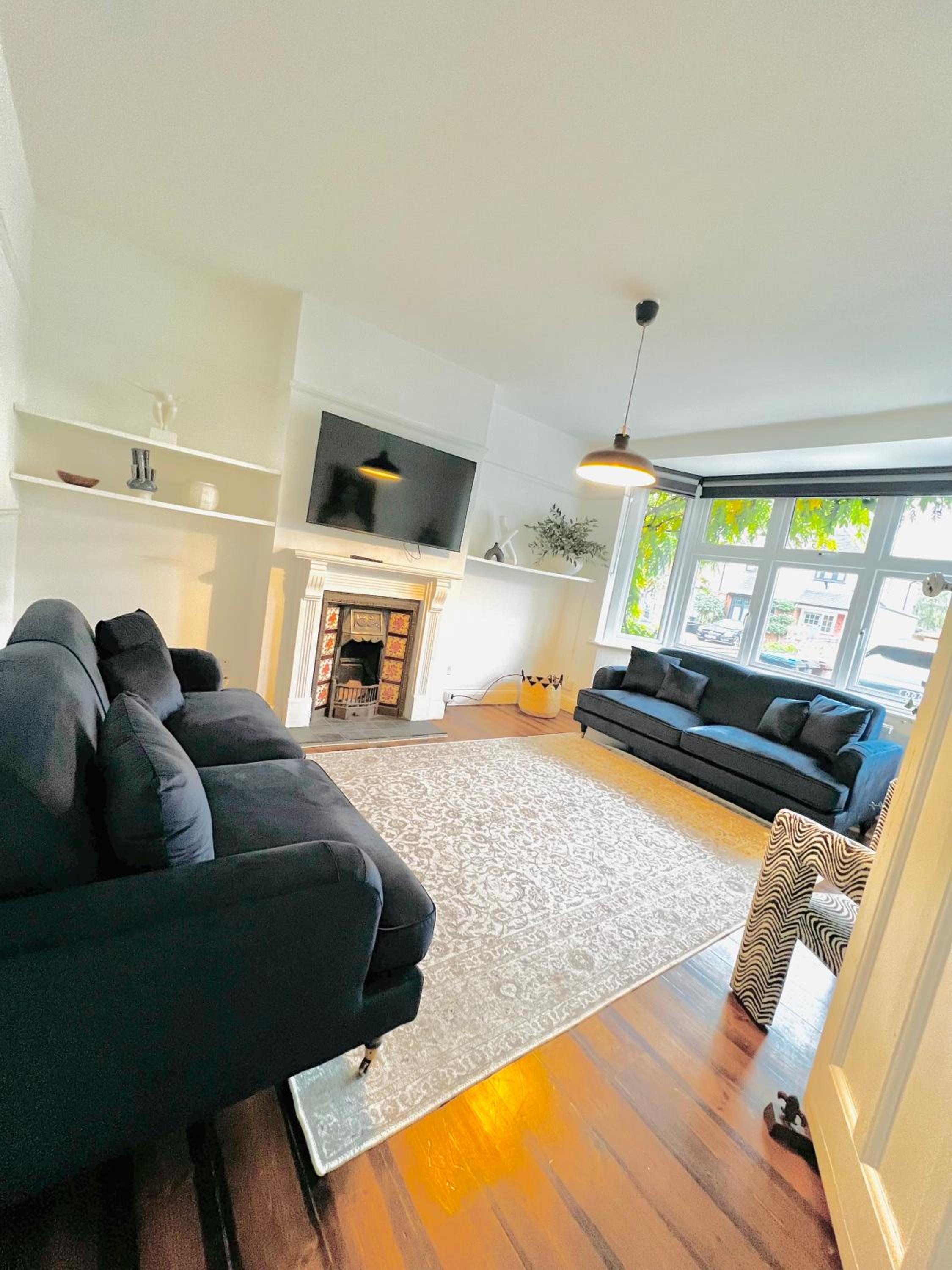 Five-Bedroom House photo 2