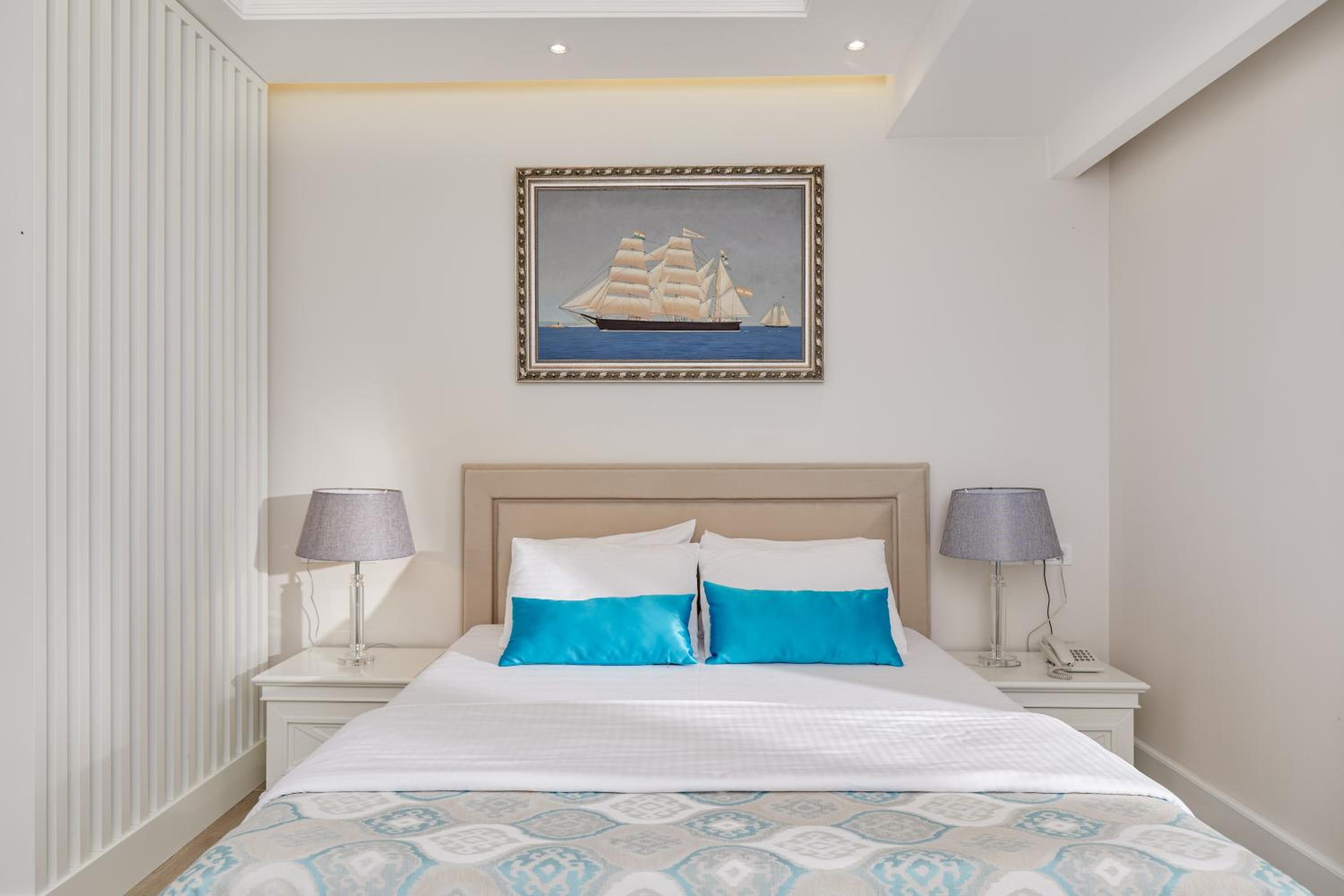 Deluxe Suite with Balcony and Sea View