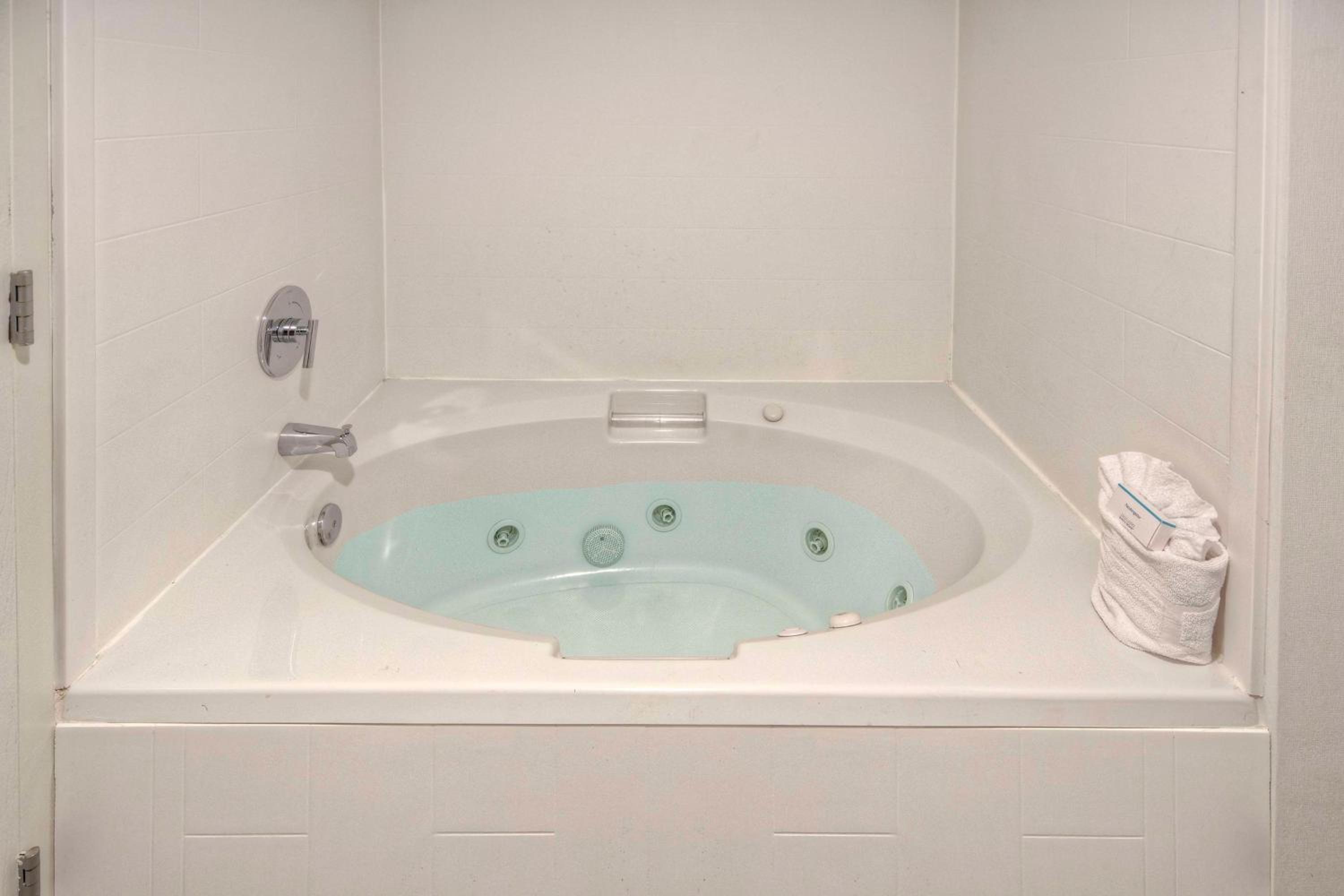 King Studio Suite with Whirlpool - Non-Smoking - Photo 3