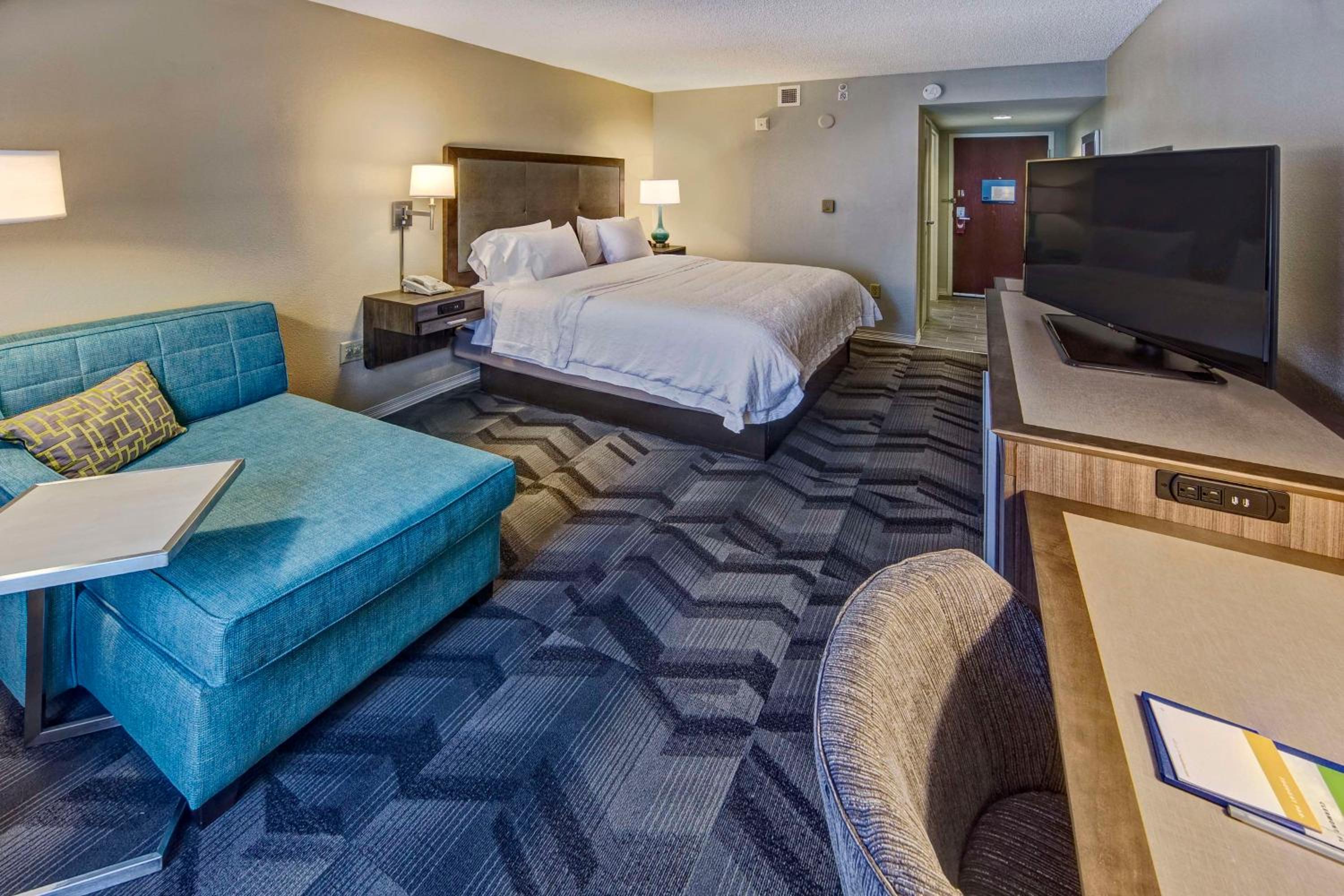 King Room with King Bed - Non-Smoking - Photo 2