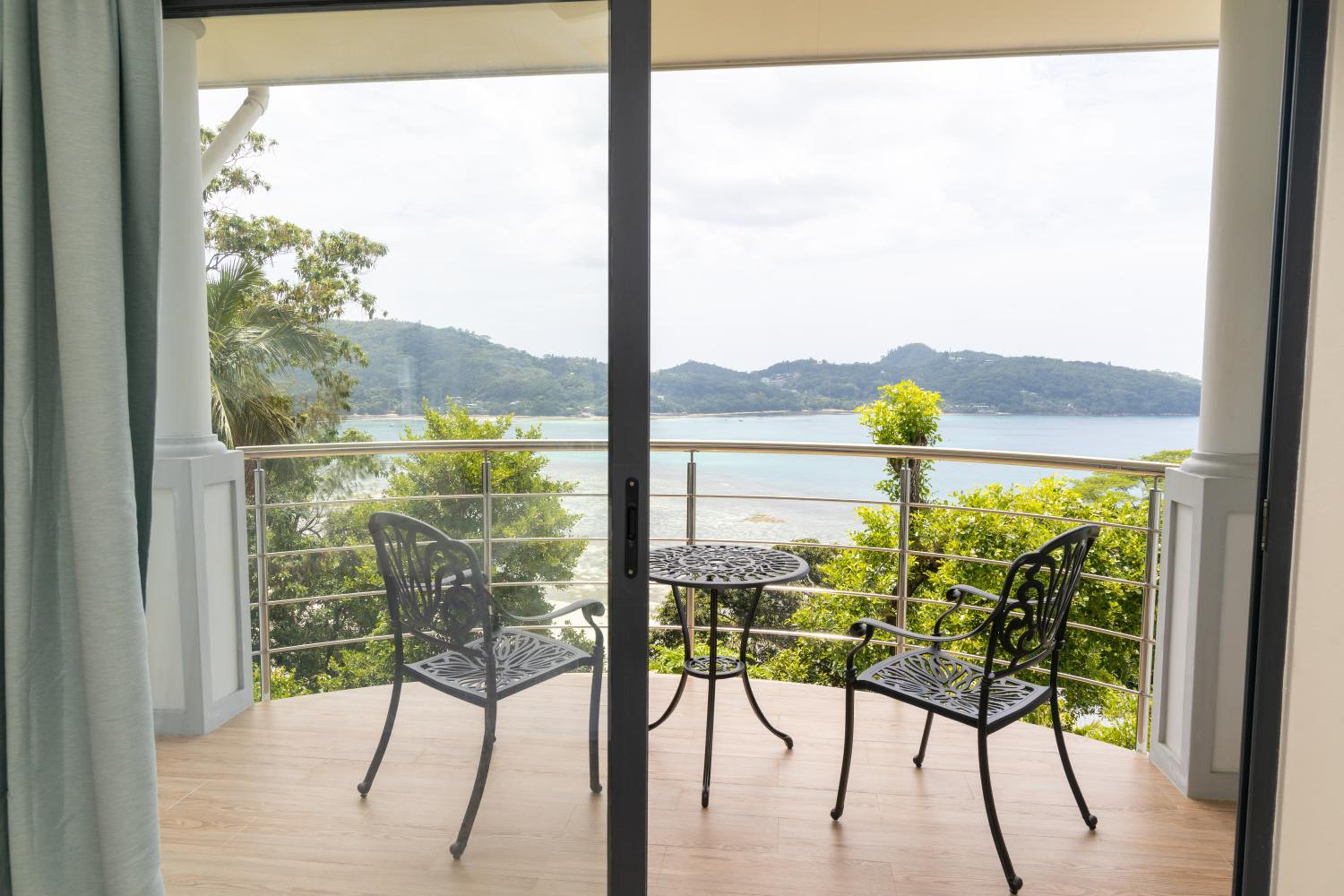 Deluxe One-Bedroom Apartment with Ocean View photo 3