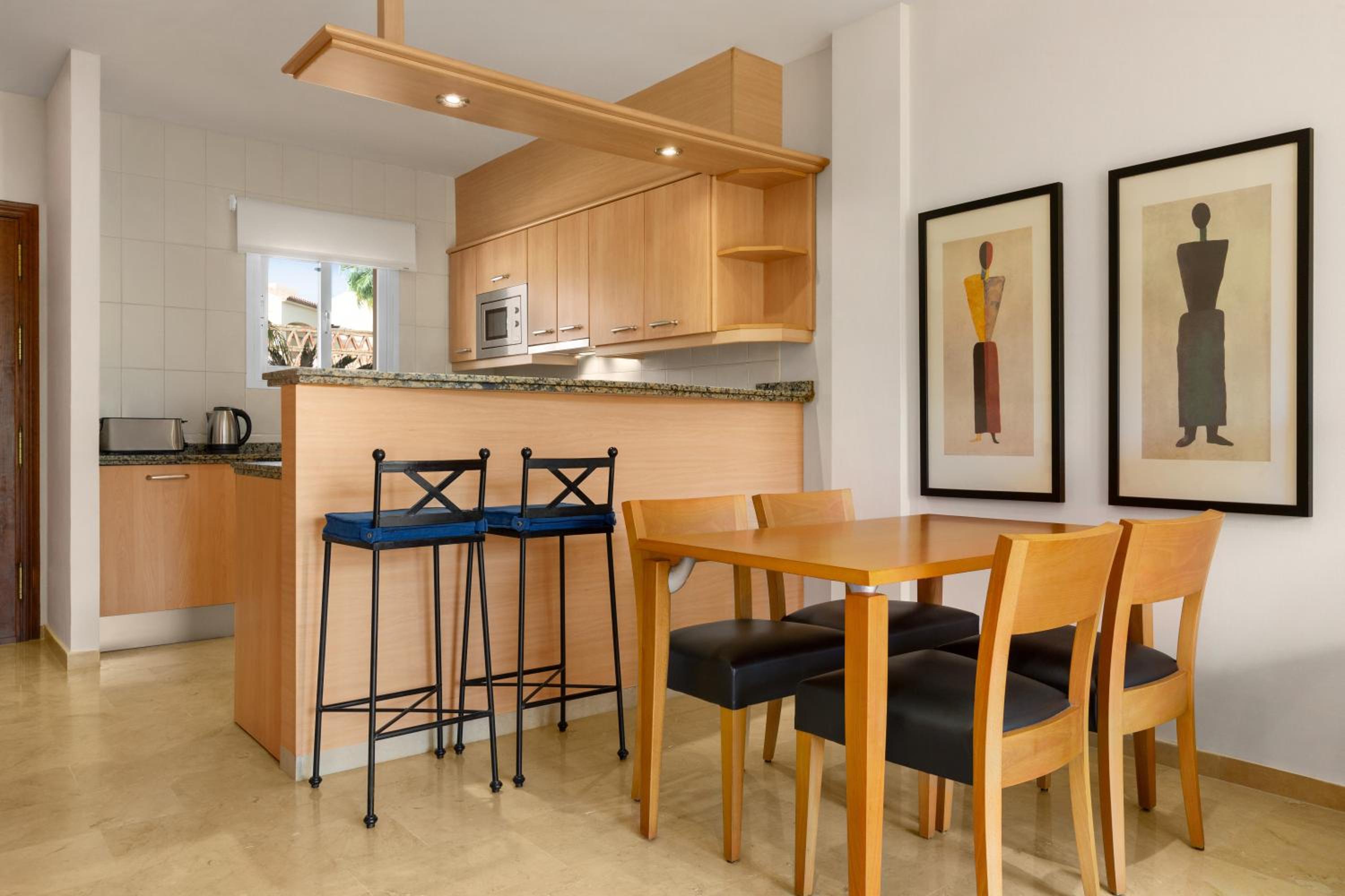 Deluxe One Bedroom Suite with Sea View thumbnail 5