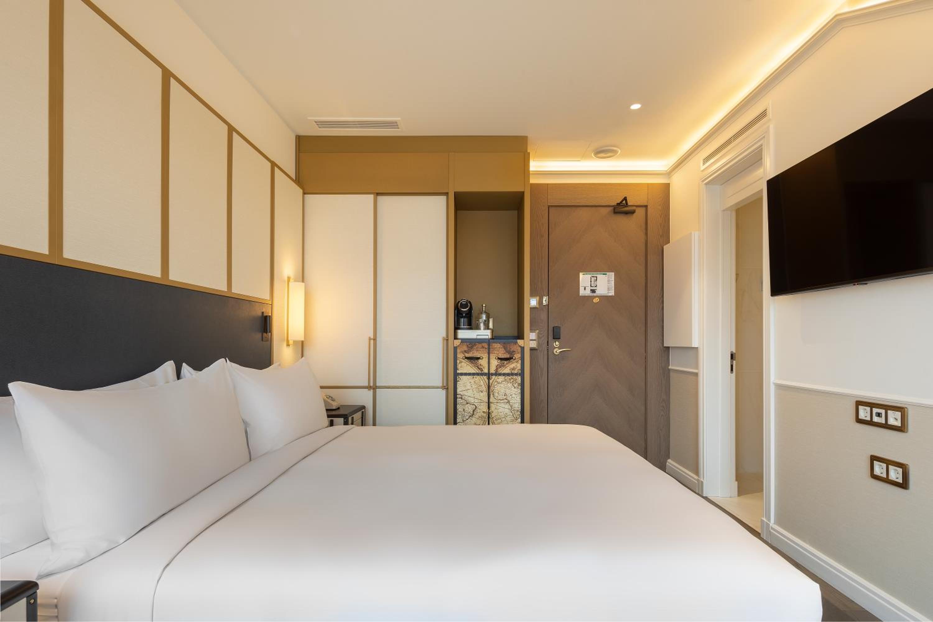 Deluxe King Room with One King Bed and Balcony (Non Smoking) - Photo 6
