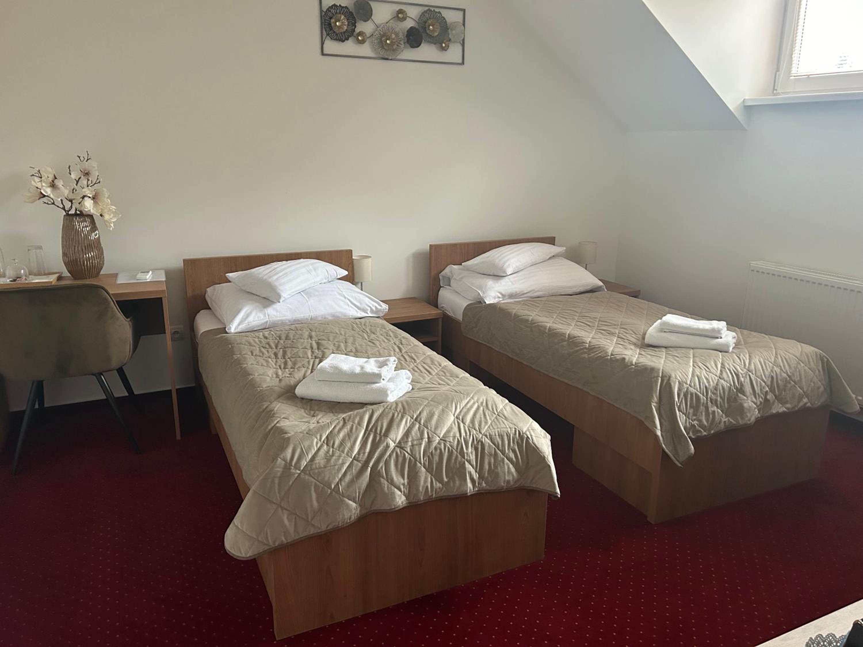 Standard Double Room - Photo 8