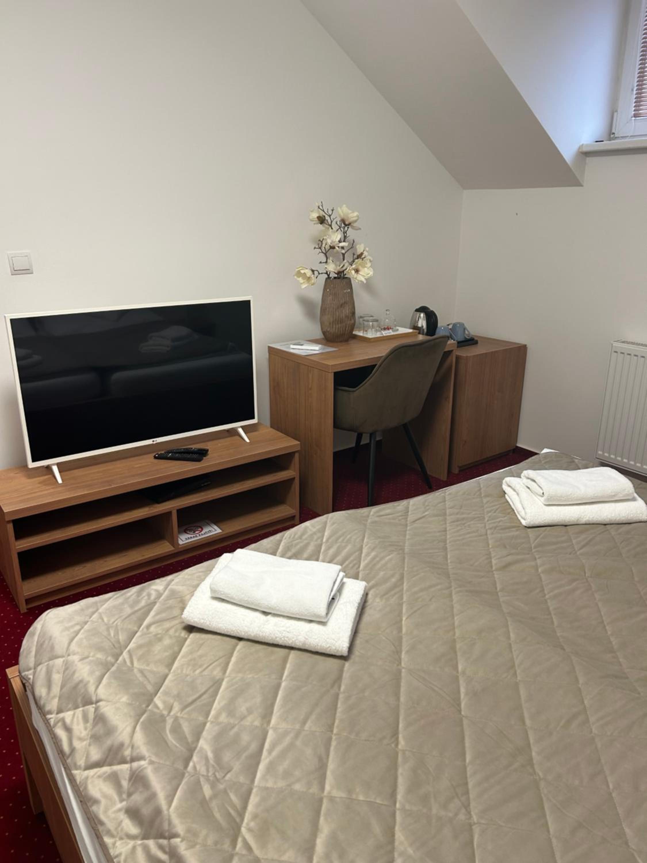 Standard Double Room - Photo 11