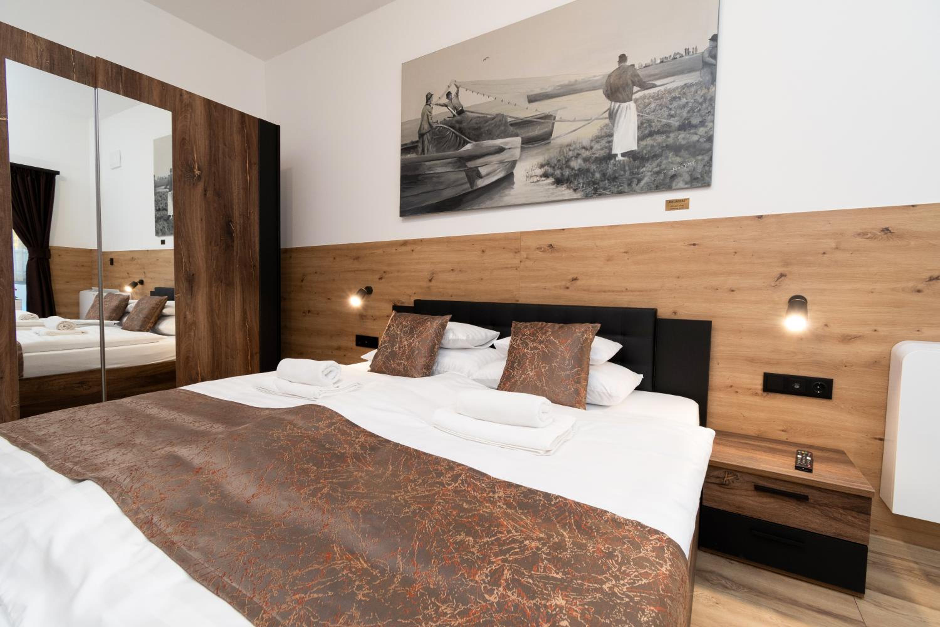 Studio Apartment with King Bed photo 2